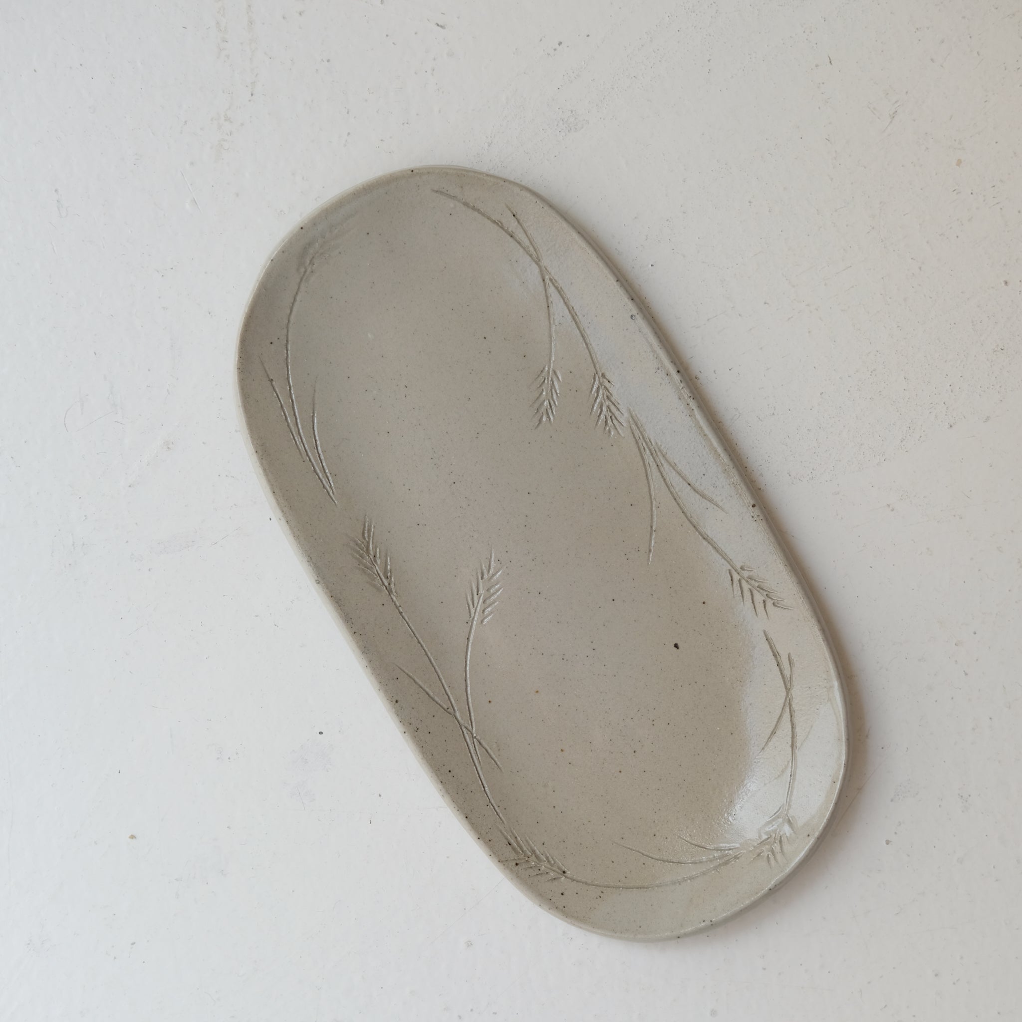 Plat oval "épi de blé" en grès L 23cm - gris clair de Lisa Streich chez Brutal Ceramics