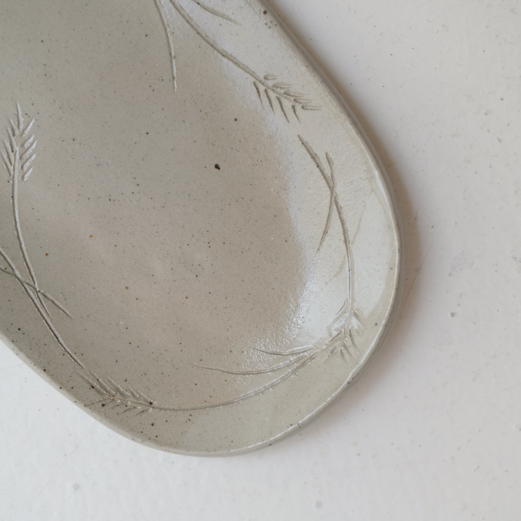 Plat oval "épi de blé" en grès L 23cm - gris clair de Lisa Streich chez Brutal Ceramics