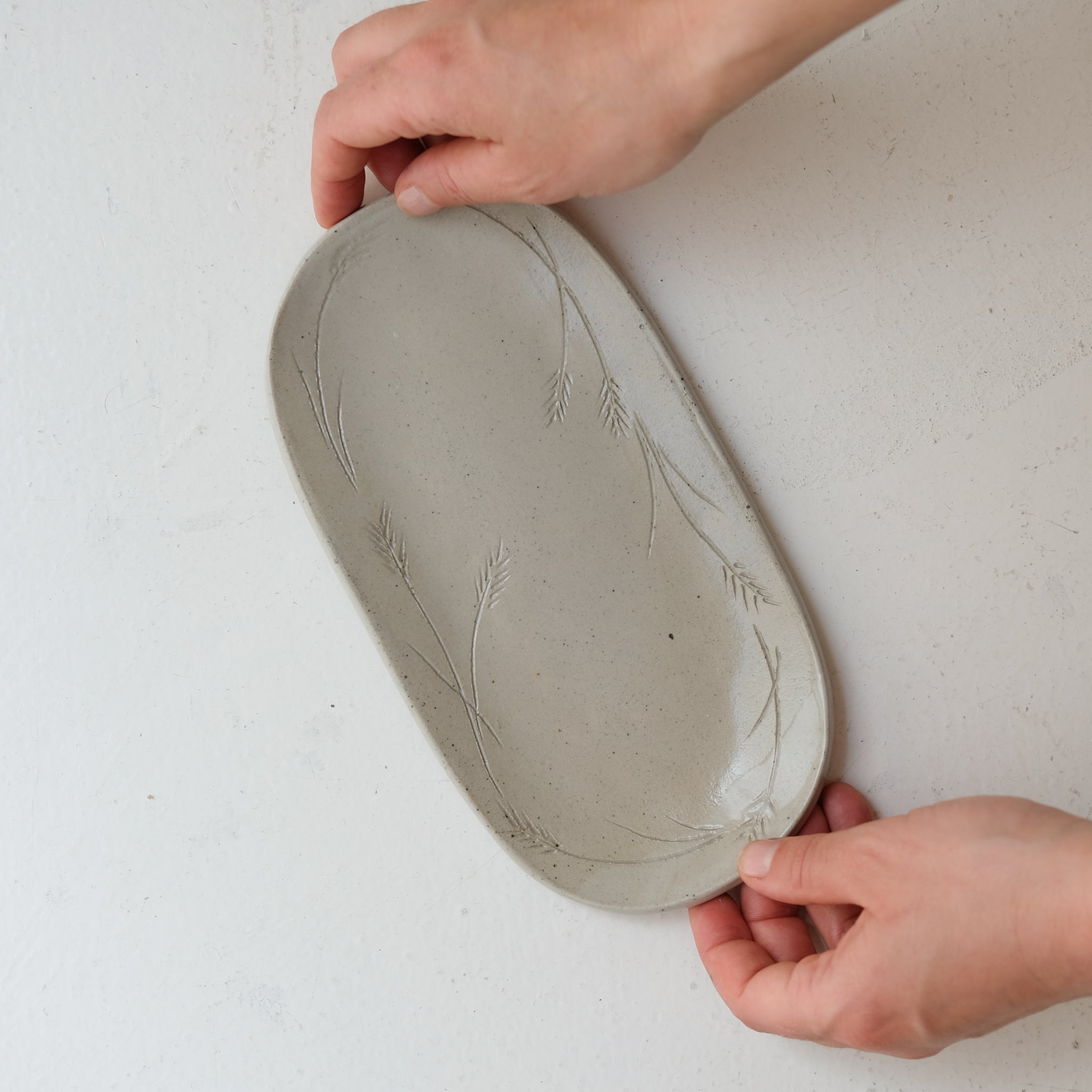 Plat oval "épi de blé" en grès L 23cm - gris clair de Lisa Streich chez Brutal Ceramics