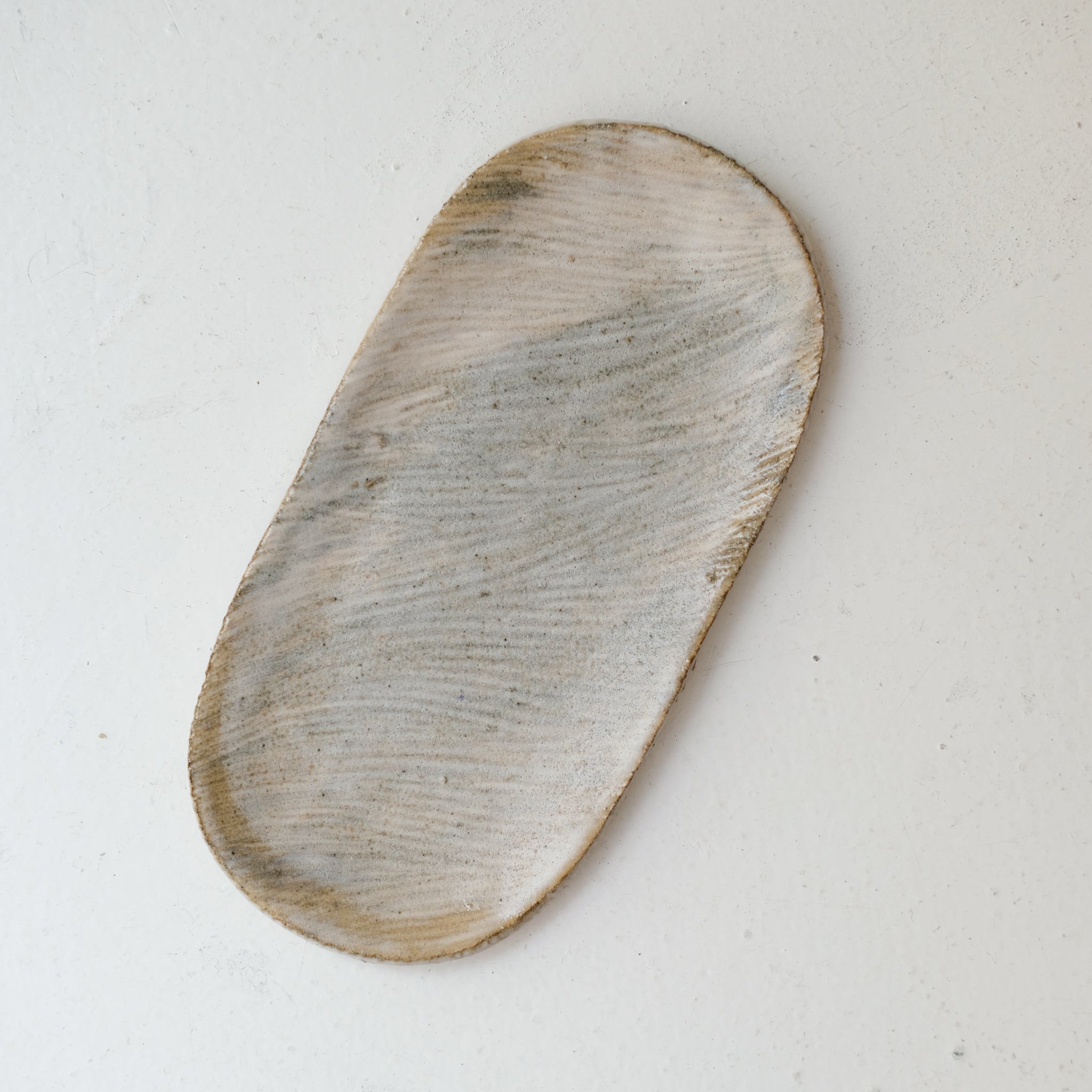 Plat oval en grès L 22cm - blanc gris de Lisa Streich chez Brutal Ceramics