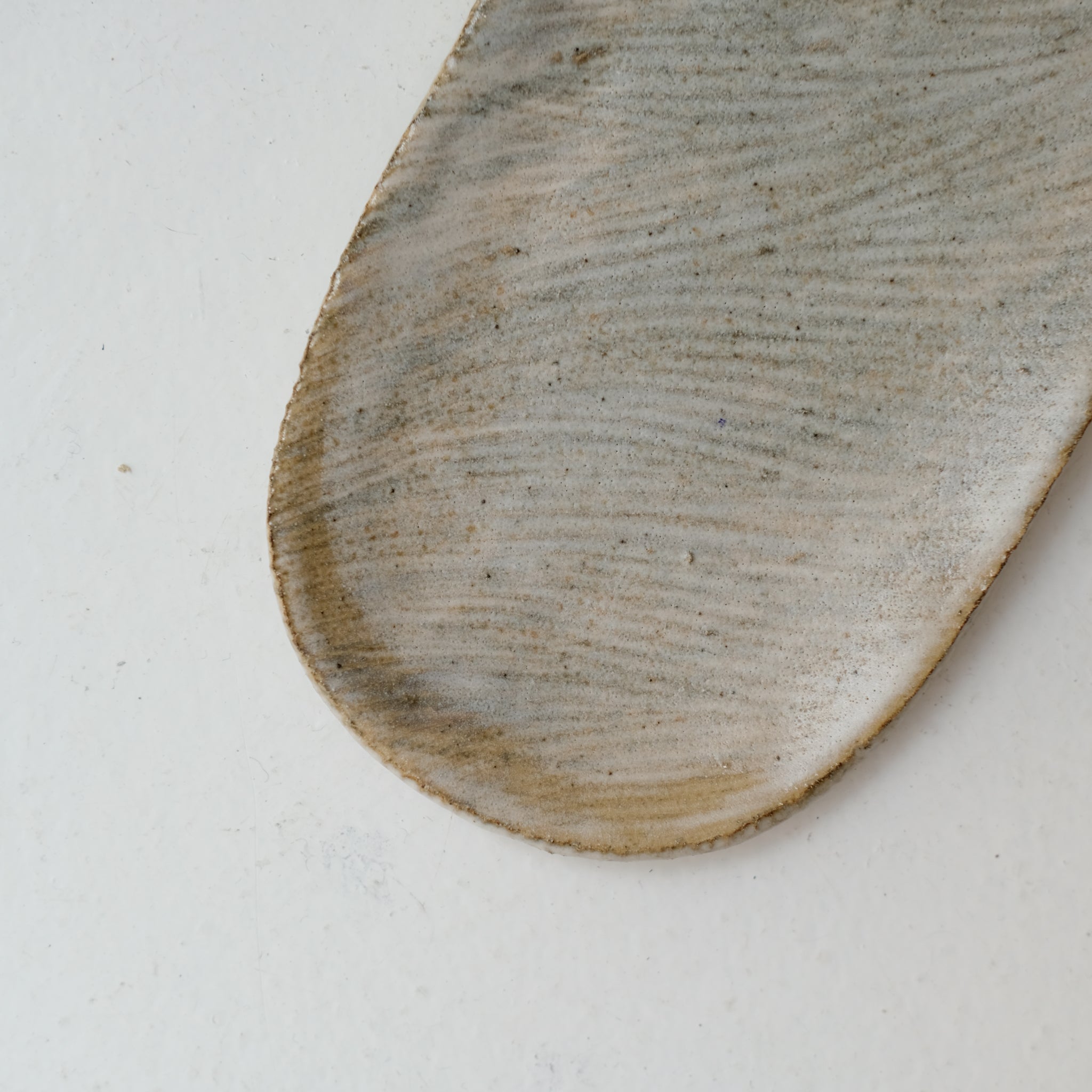 Plat oval en grès L 22cm - blanc gris de Lisa Streich chez Brutal Ceramics