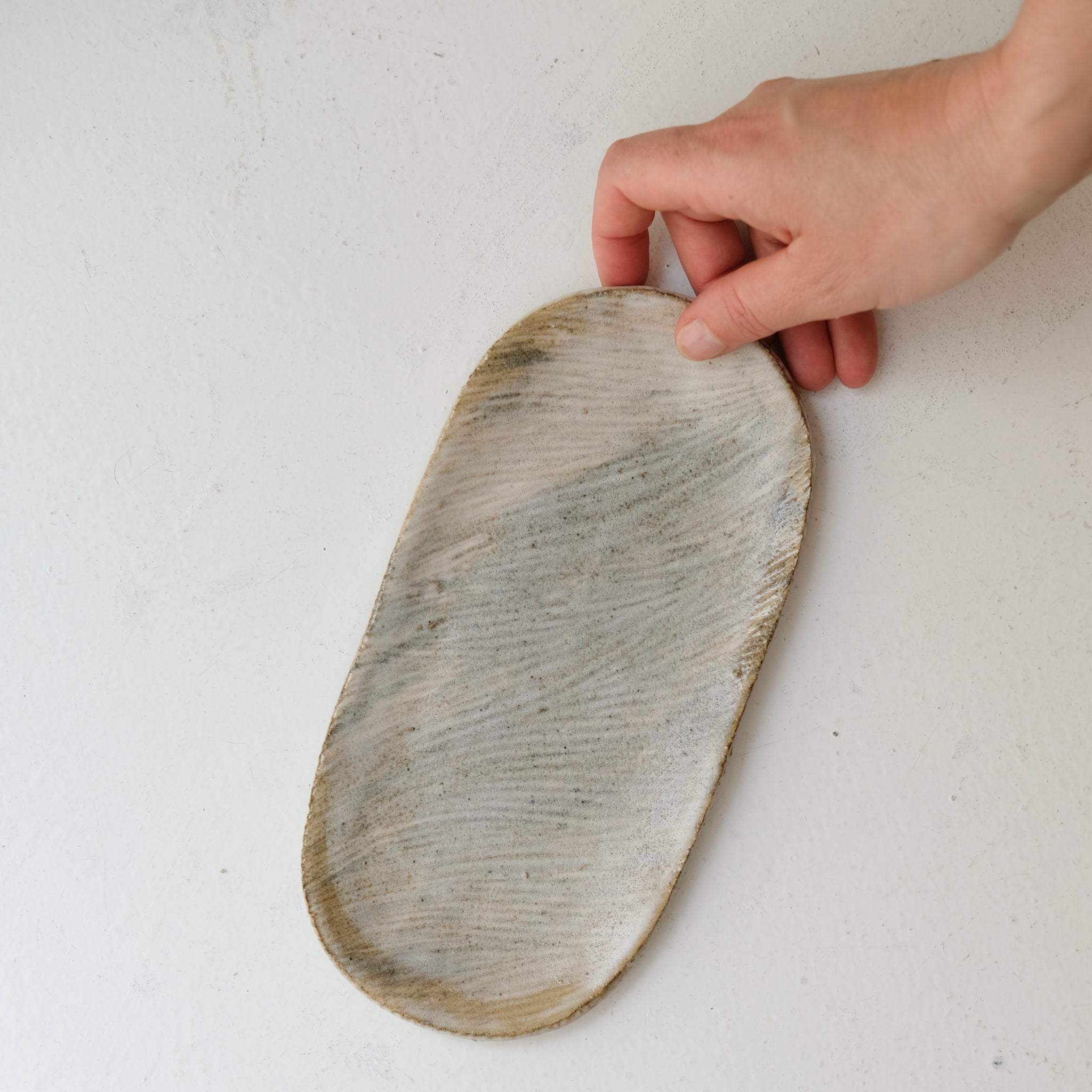 Plat oval en grès L 22cm - blanc gris de Lisa Streich chez Brutal Ceramics