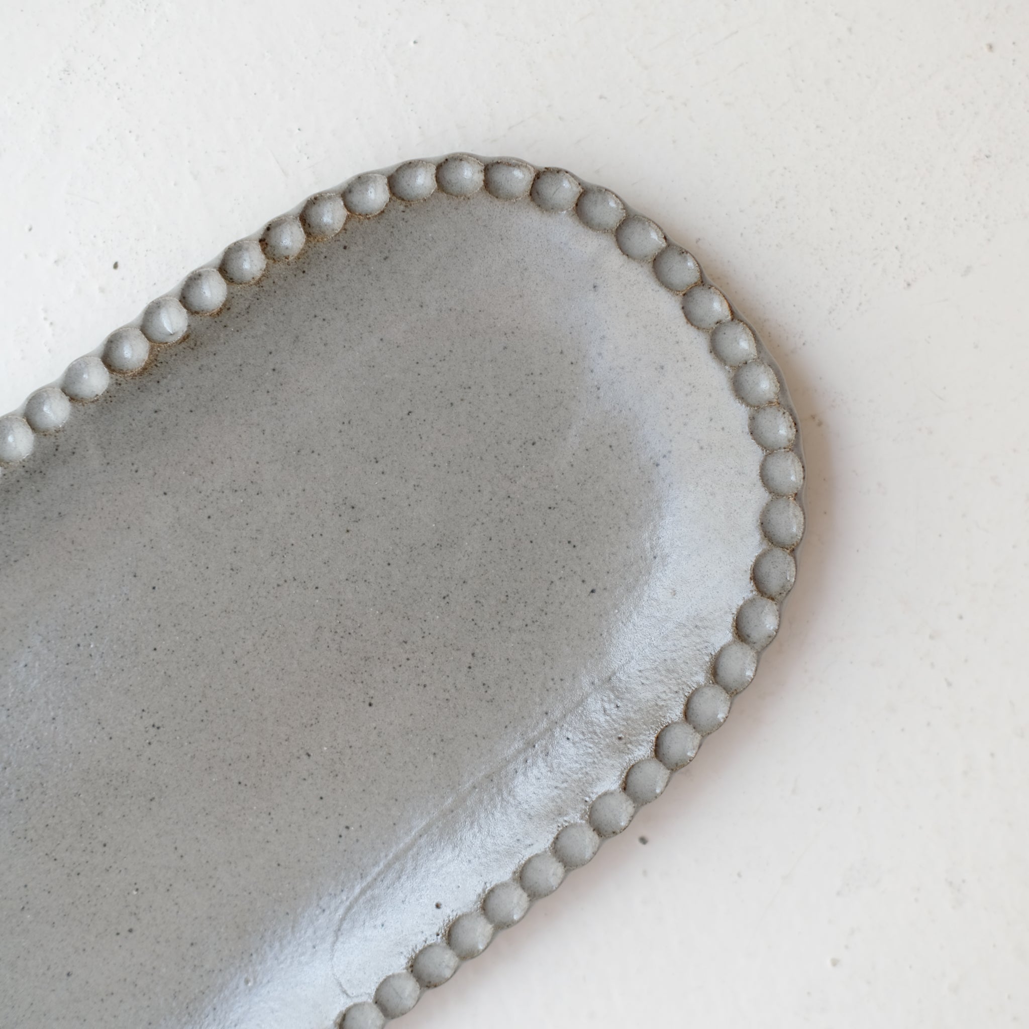 Plat oval cranté en grès L 23cm - gris bleu de Lisa Streich chez Brutal Ceramics