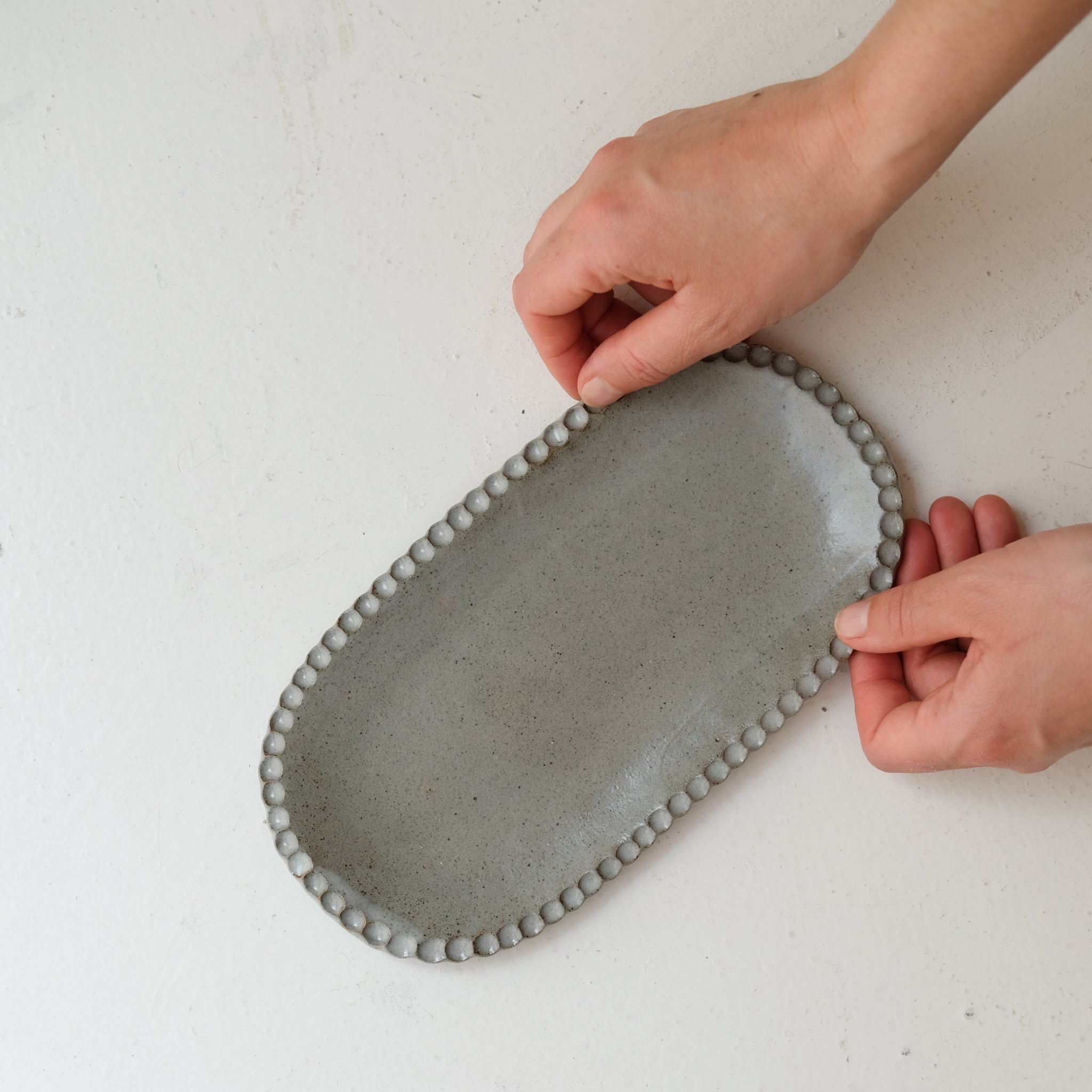 Plat oval cranté en grès L 23cm - gris bleu de Lisa Streich chez Brutal Ceramics