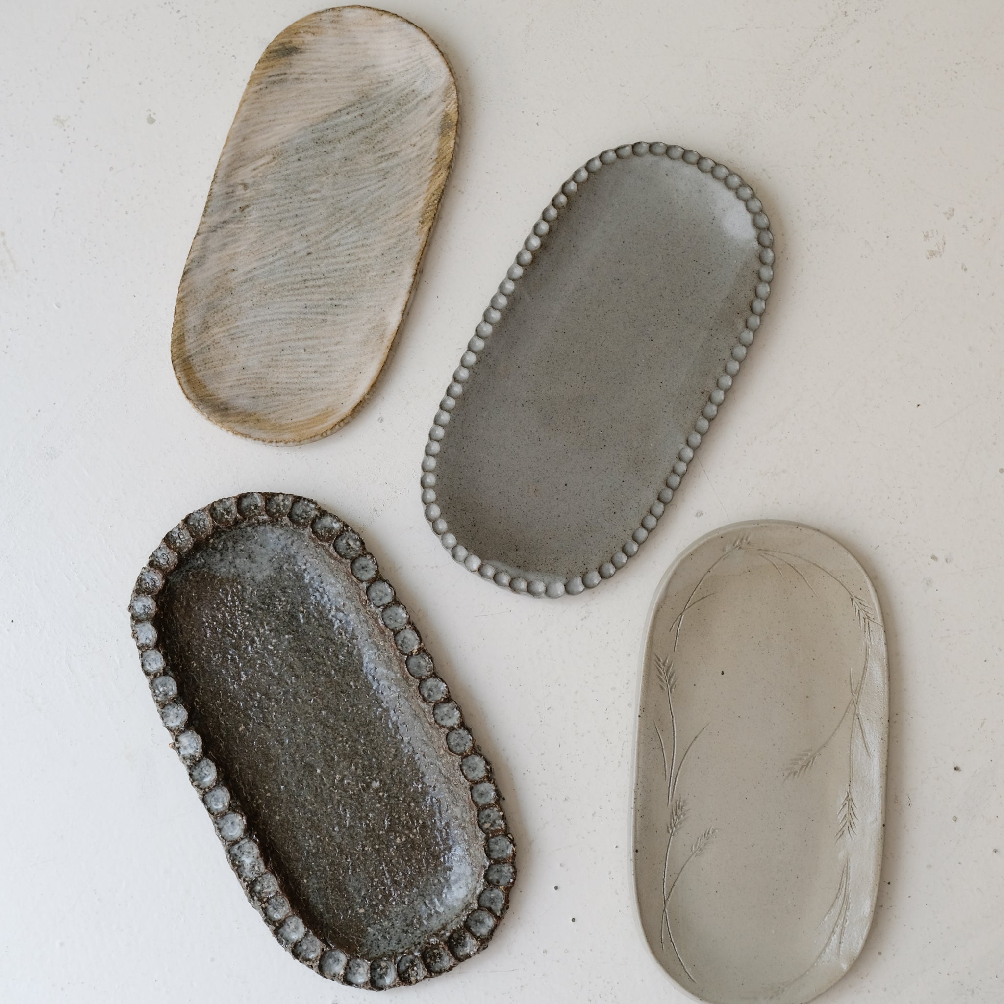 Plat oval "épi de blé" en grès L 23cm - gris clair de Lisa Streich chez Brutal Ceramics