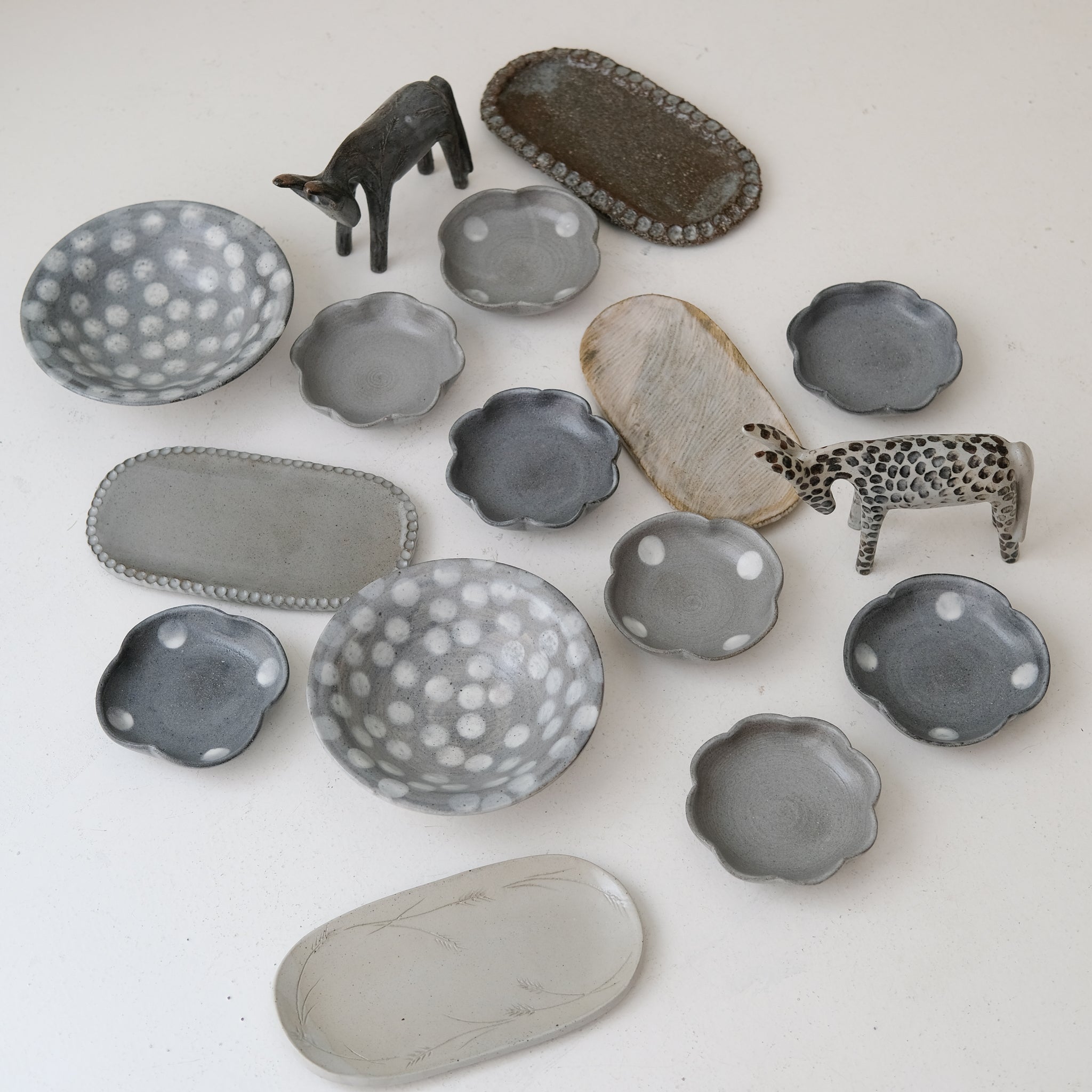 Coupelle "fleurs" en grès D 12,5cm - gris foncé de Lisa Streich chez Brutal Ceramics