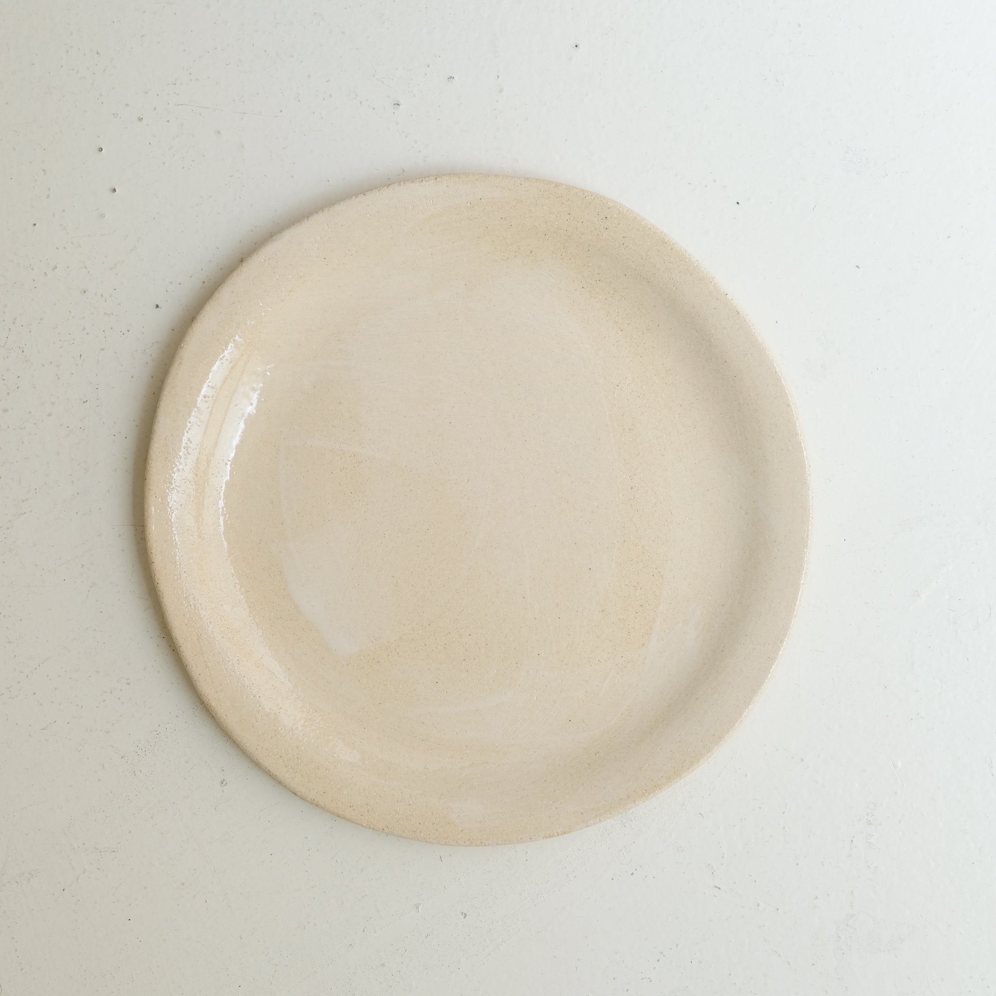 Assiette en grès blanc D 26cm - blanc crème de Lola Moreau chez Brutal Ceramics