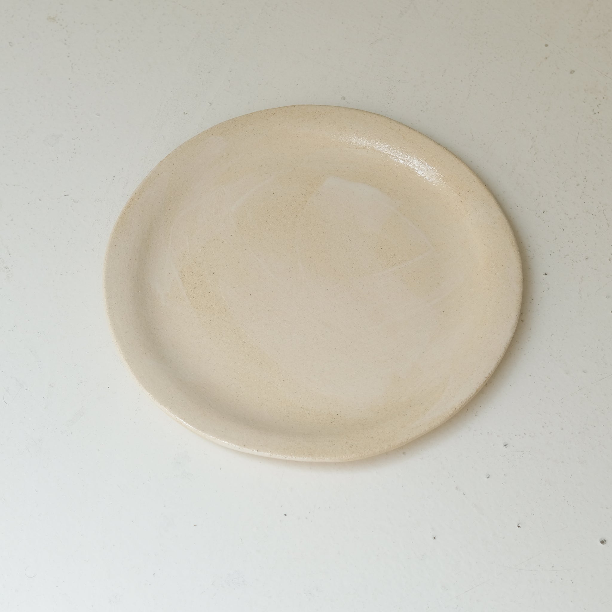 Assiette en grès blanc D 26cm - blanc crème de Lola Moreau chez Brutal Ceramics