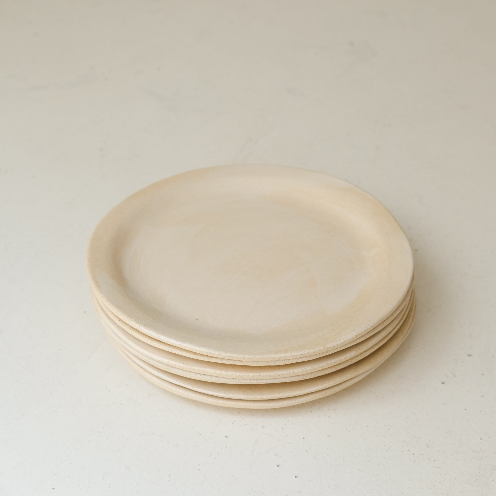 Assiette en grès blanc D 26cm - blanc crème de Lola Moreau chez Brutal Ceramics