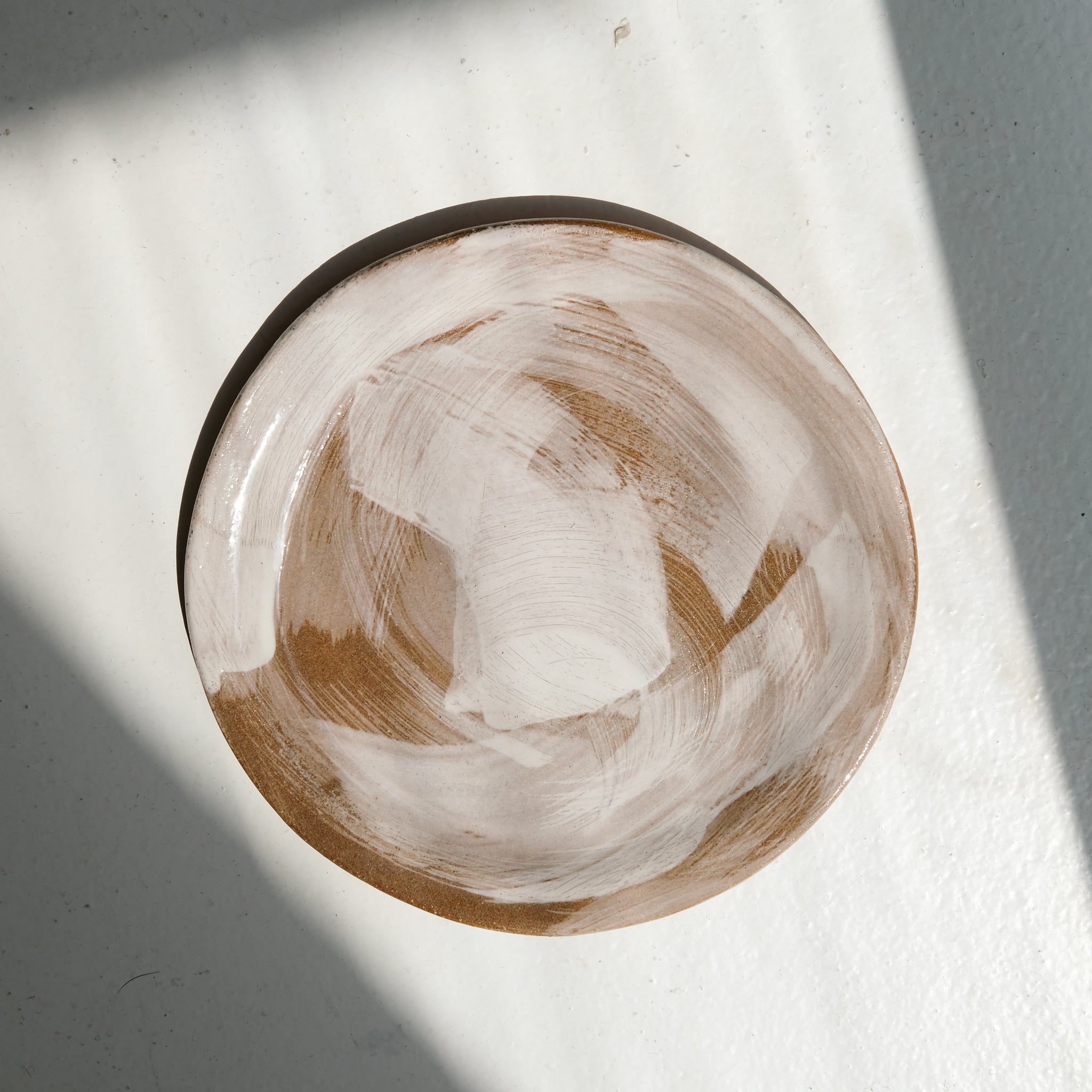 Assiette en grès roux D 20cm - Brun blanc de Lola Moreau chez Brutal Ceramics
