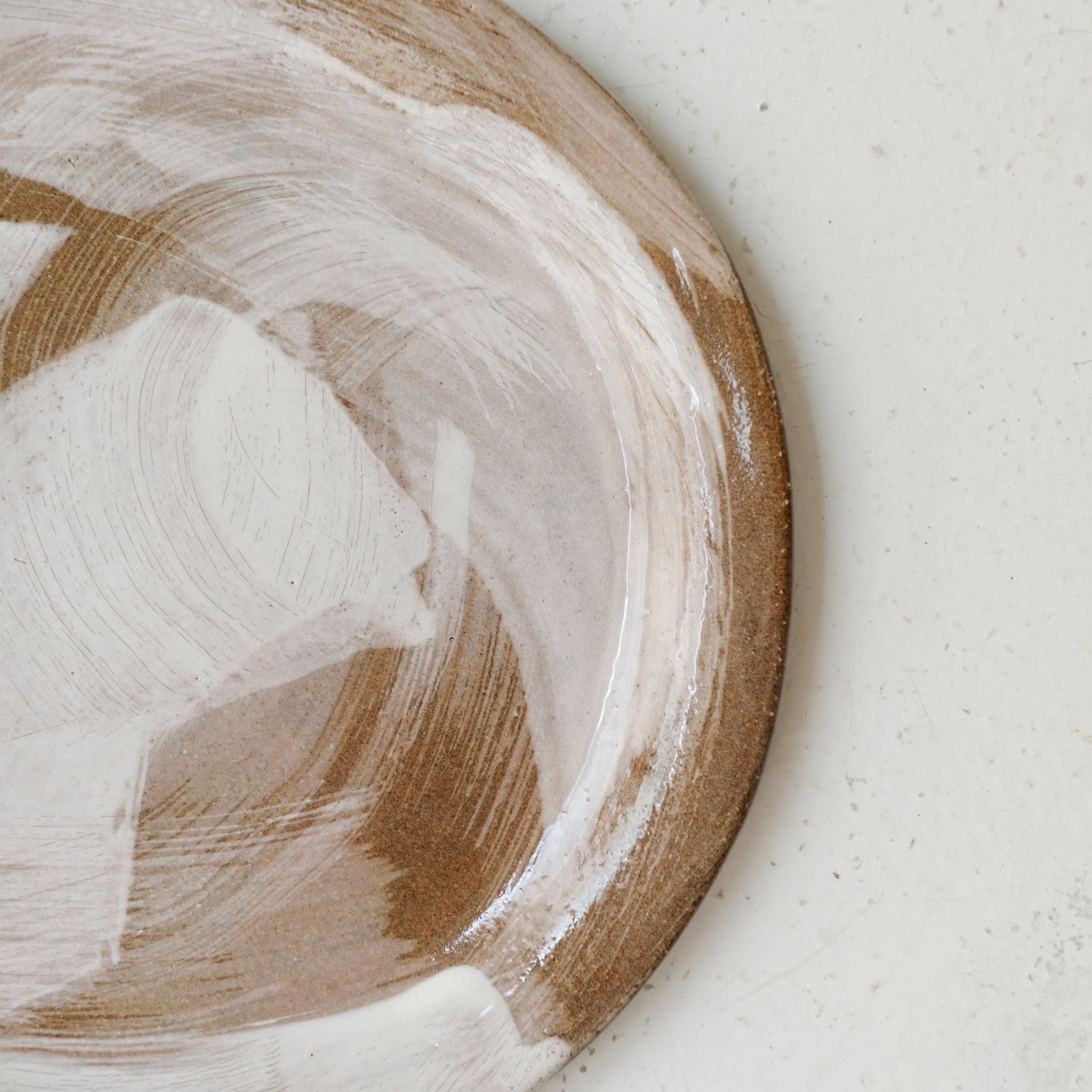 Assiette en grès roux D 20cm - Brun blanc de Lola Moreau chez Brutal Ceramics