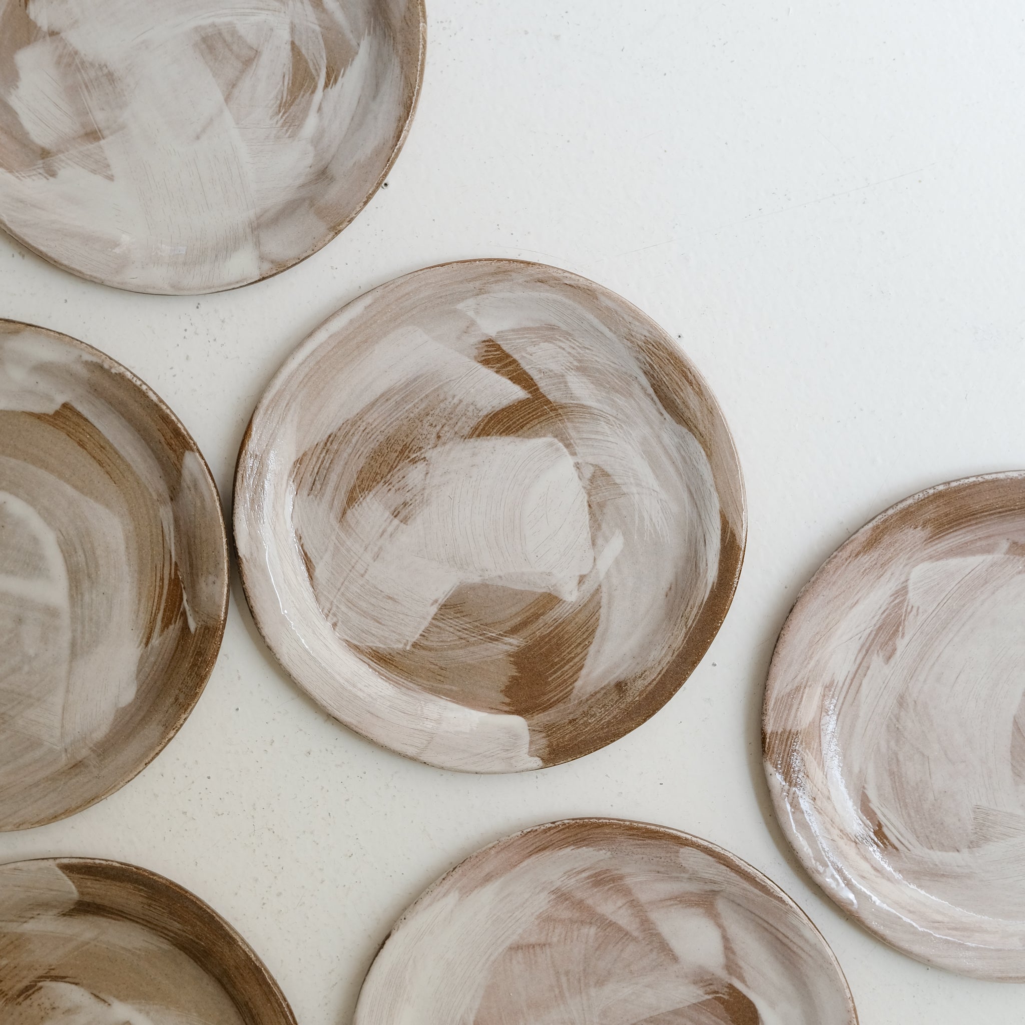 Assiette en grès roux D 20cm - Brun blanc de Lola Moreau chez Brutal Ceramics