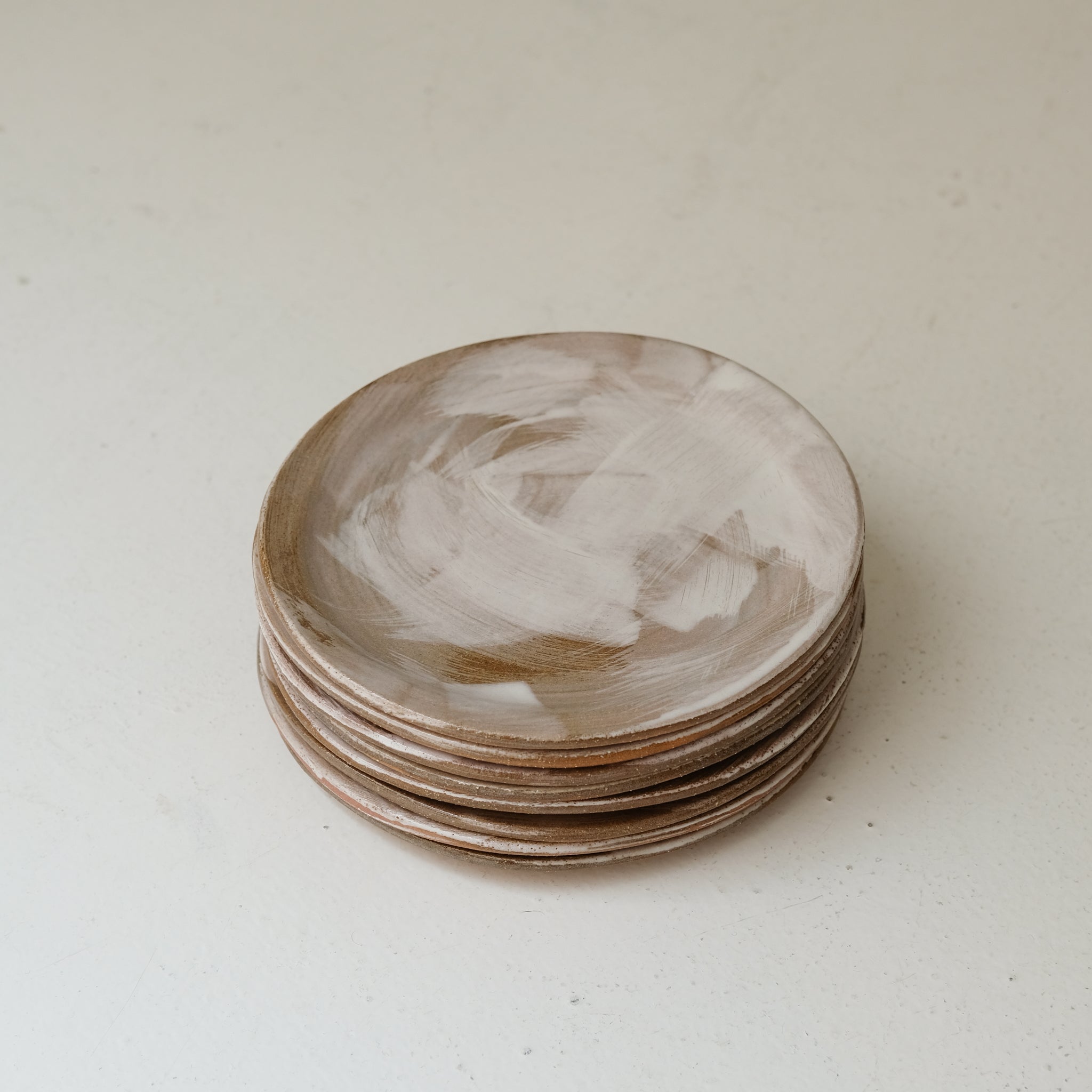 Assiette en grès roux D 20cm - Brun blanc de Lola Moreau chez Brutal Ceramics