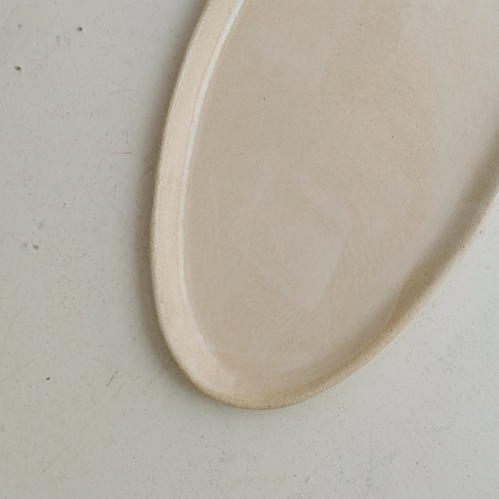 Plat oval en grès blanc L 38cm - blanc crème de Lola Moreau chez Brutal Ceramics
