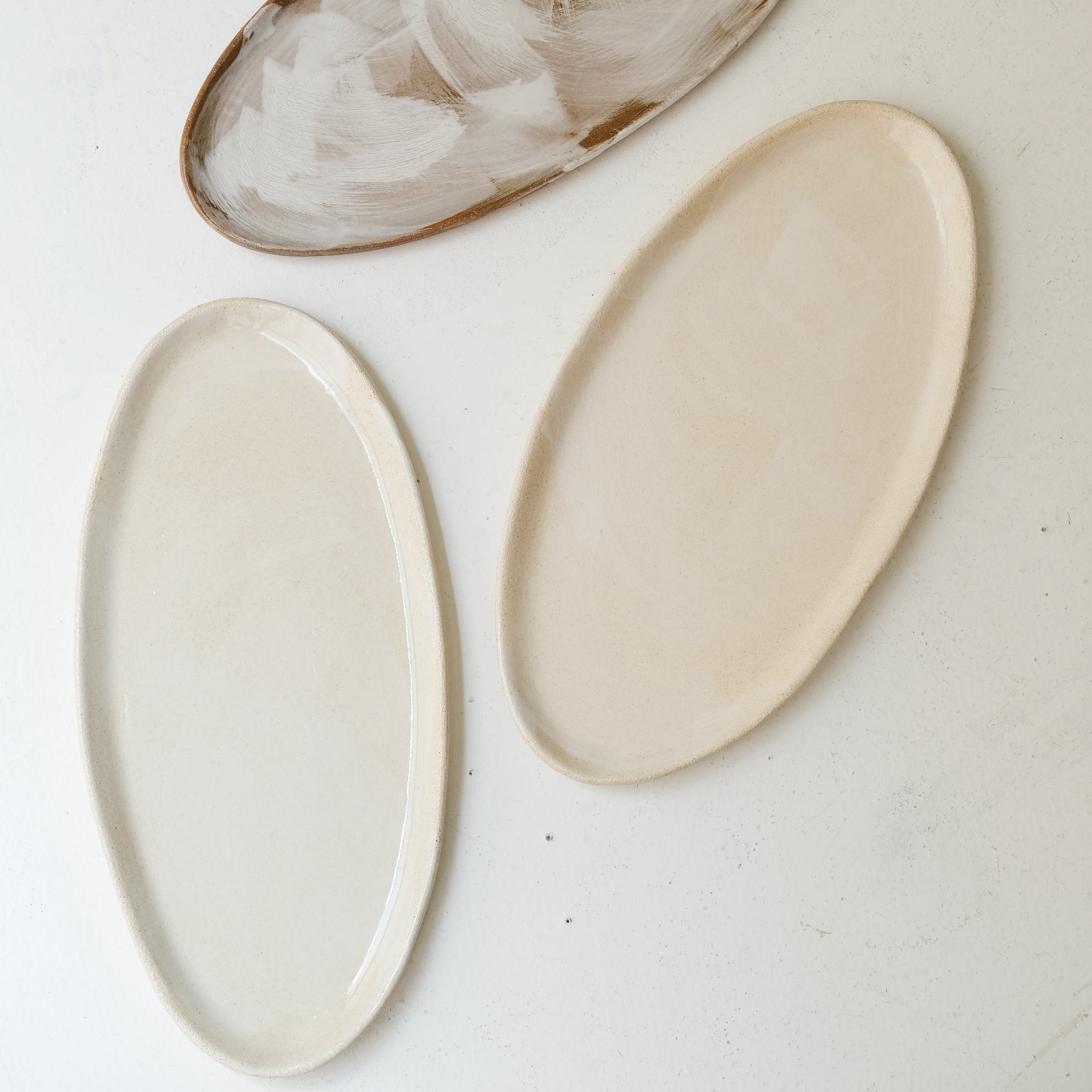 Plat oval en grès blanc L 38cm - blanc crème de Lola Moreau chez Brutal Ceramics