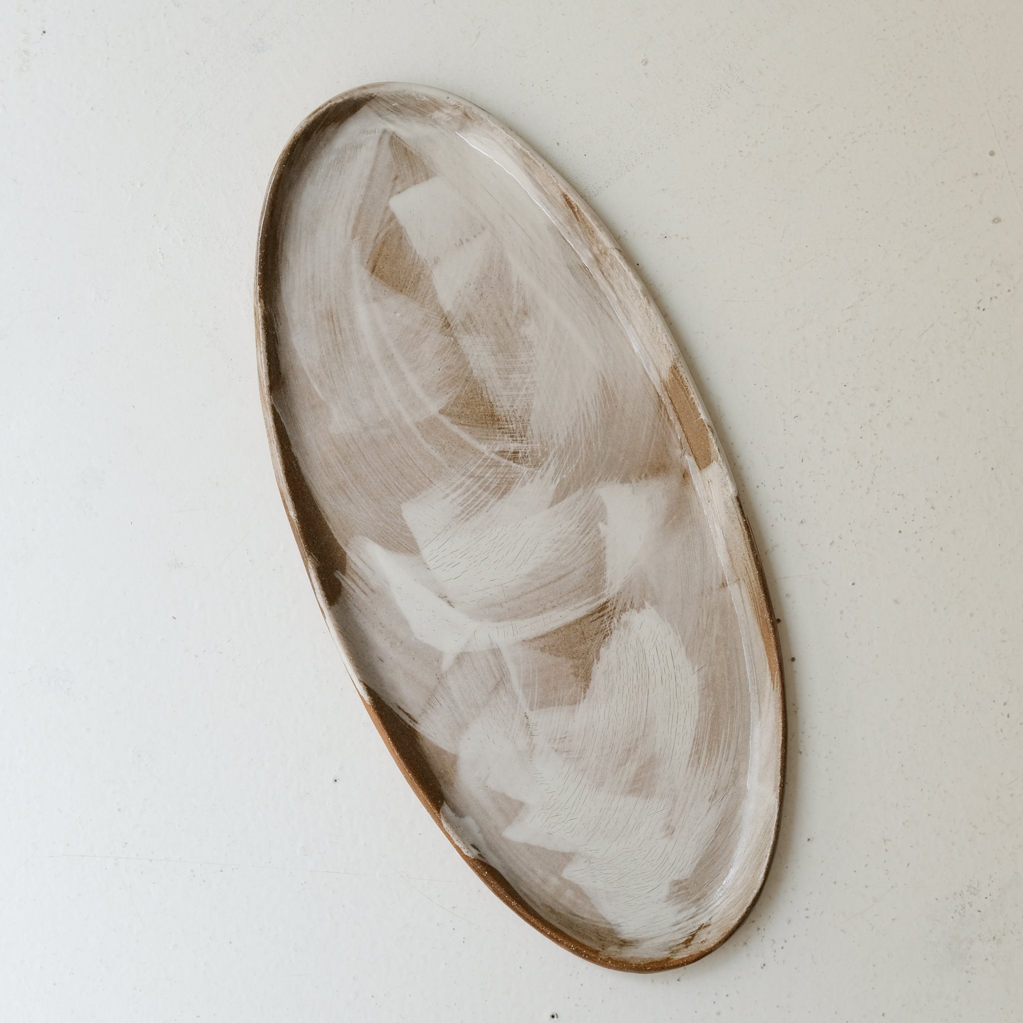 Plat oval en grès roux L 38cm - Brun blanc de Lola Moreau chez Brutal Ceramics