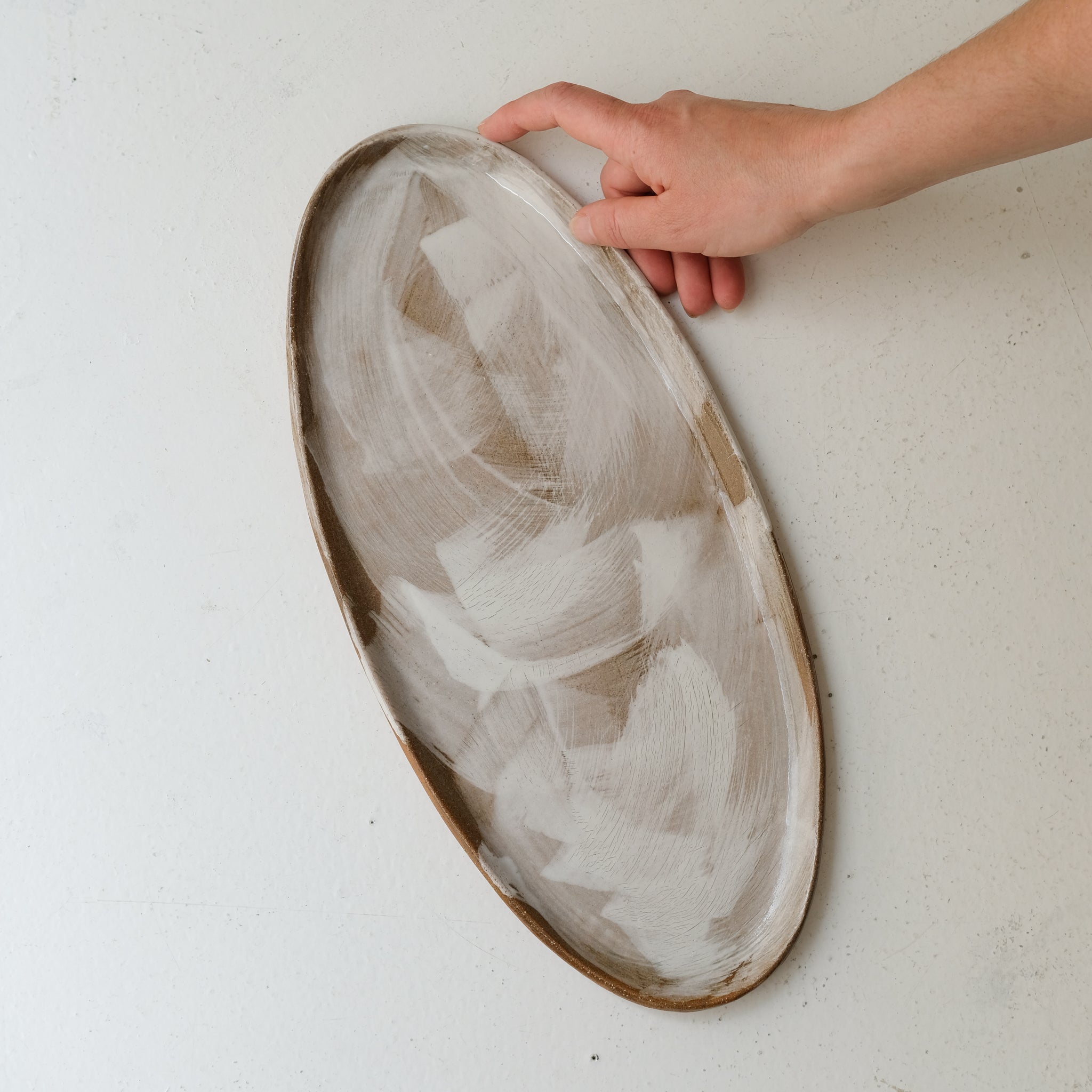 Plat oval en grès roux L 38cm - Brun blanc de Lola Moreau chez Brutal Ceramics