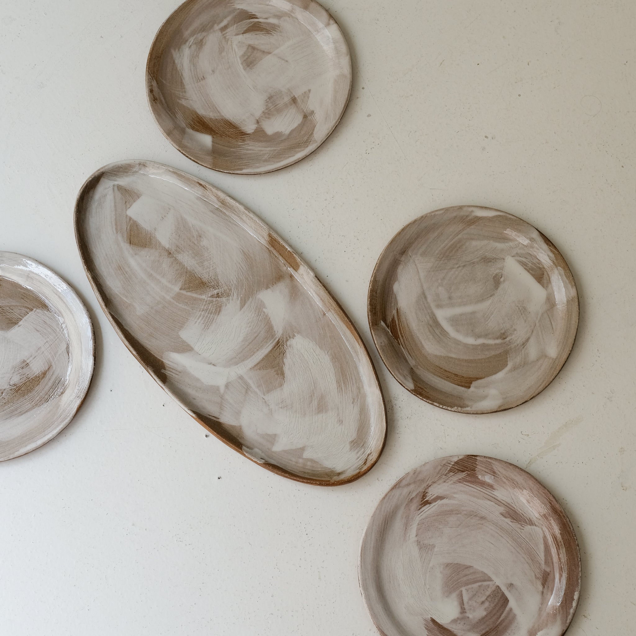 Plat oval en grès roux L 38cm - Brun blanc de Lola Moreau chez Brutal Ceramics