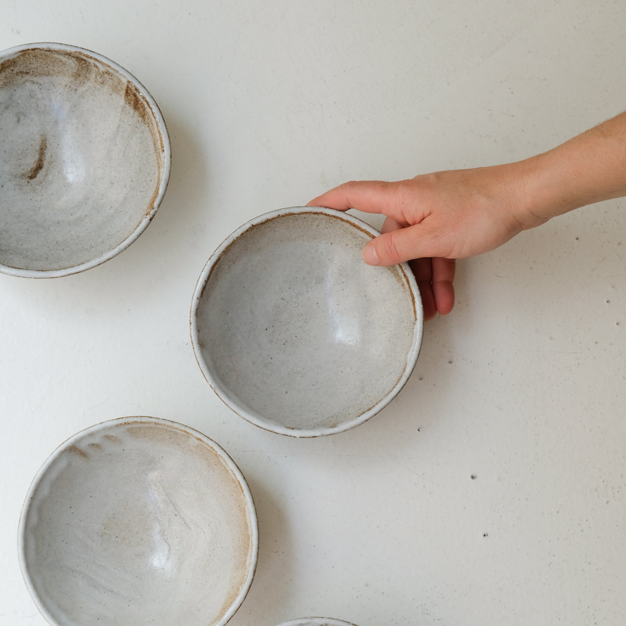 Bol en grès D 16cm - blanc gris satiné de Lola Moreau chez Brutal Ceramics