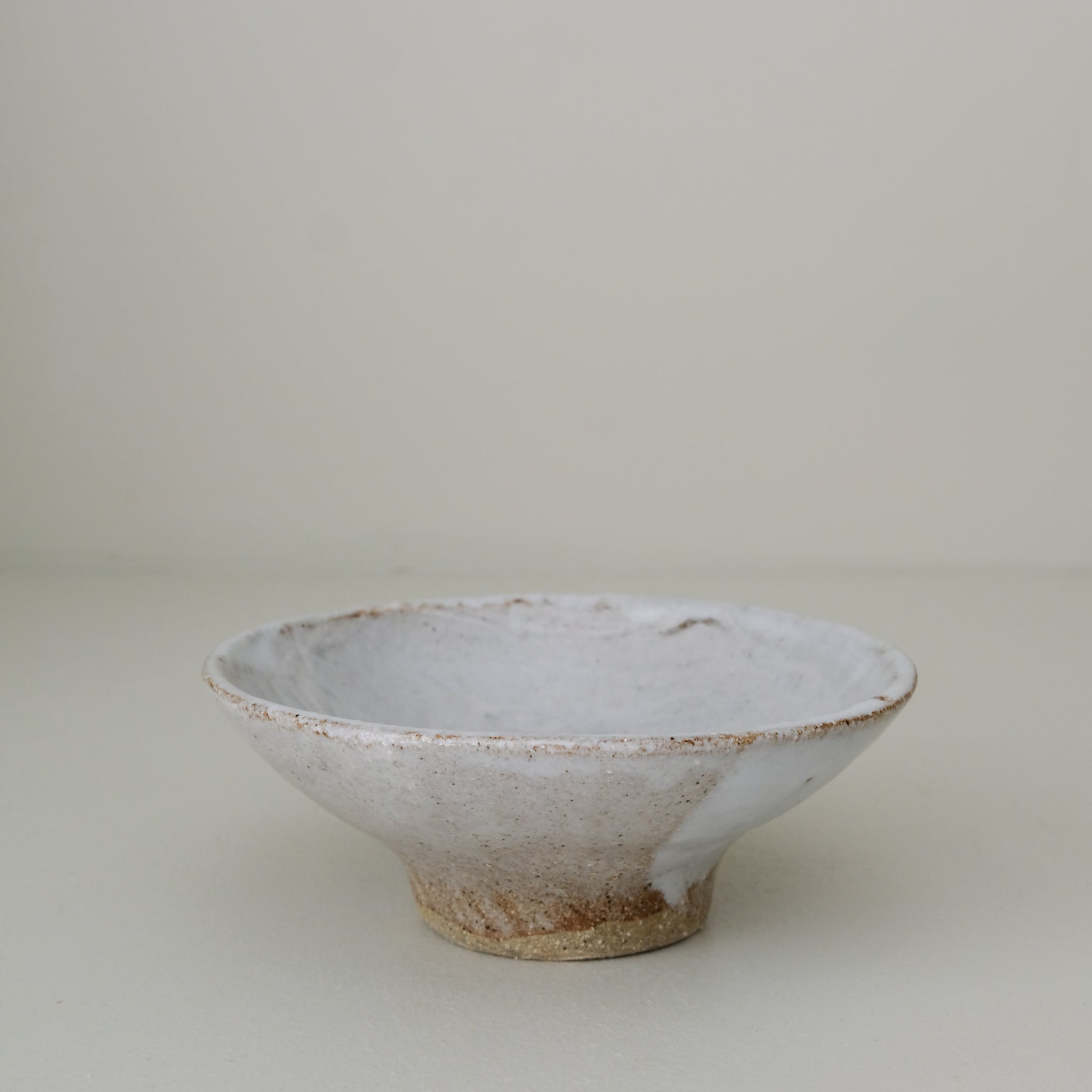 Bol en grès D 16cm - blanc gris satiné de Lola Moreau chez Brutal Ceramics