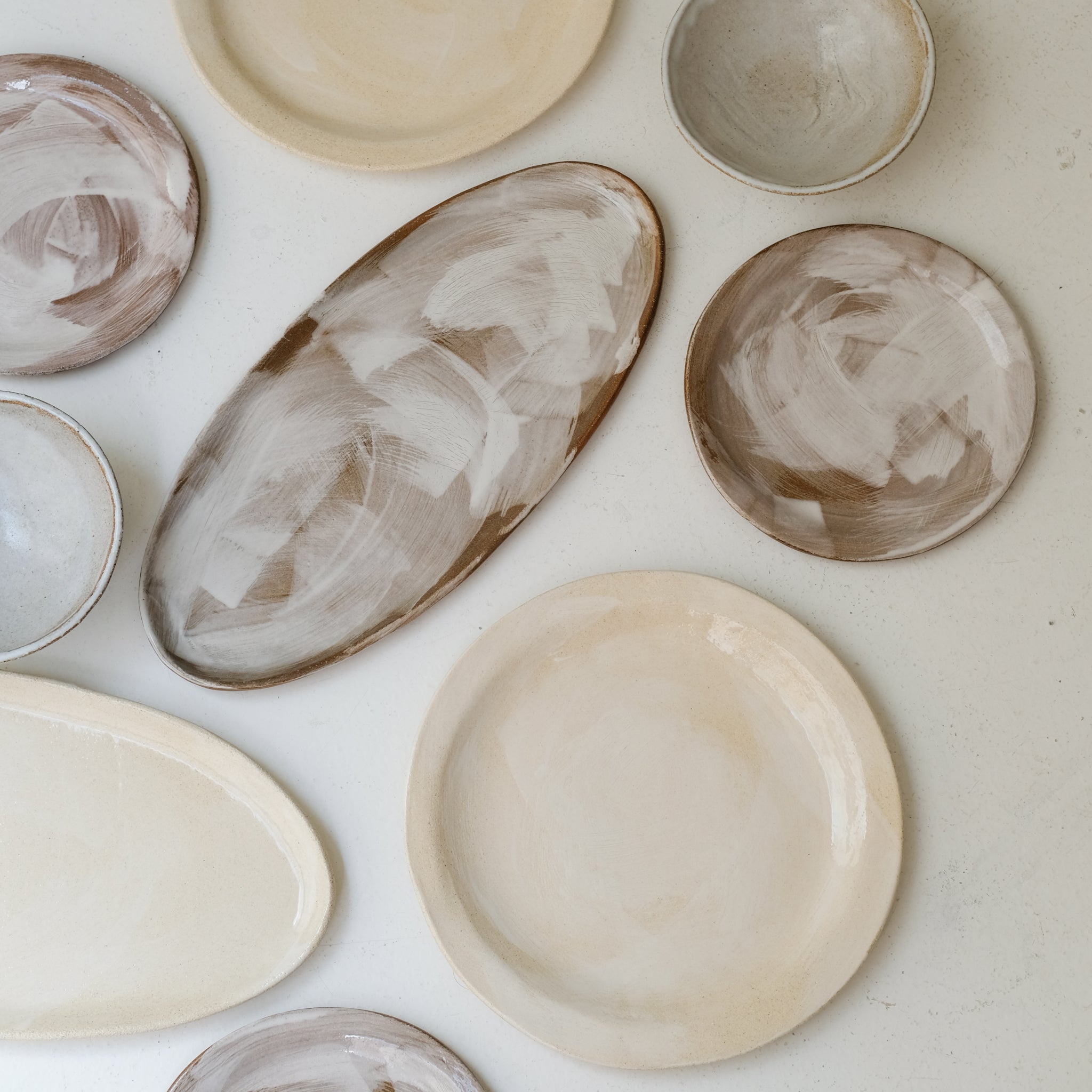 Assiette en grès roux D 20cm - Brun blanc de Lola Moreau chez Brutal Ceramics