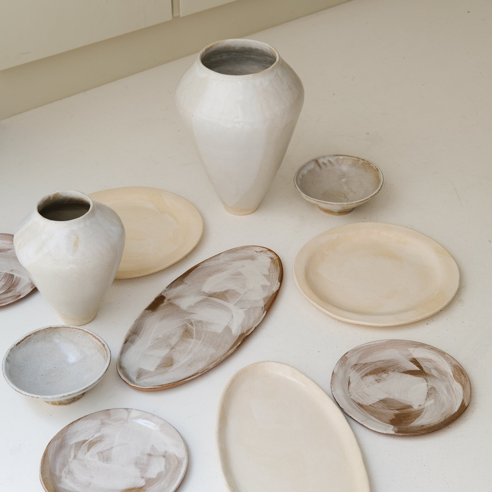 Assiette en grès blanc D 26cm - blanc crème de Lola Moreau chez Brutal Ceramics