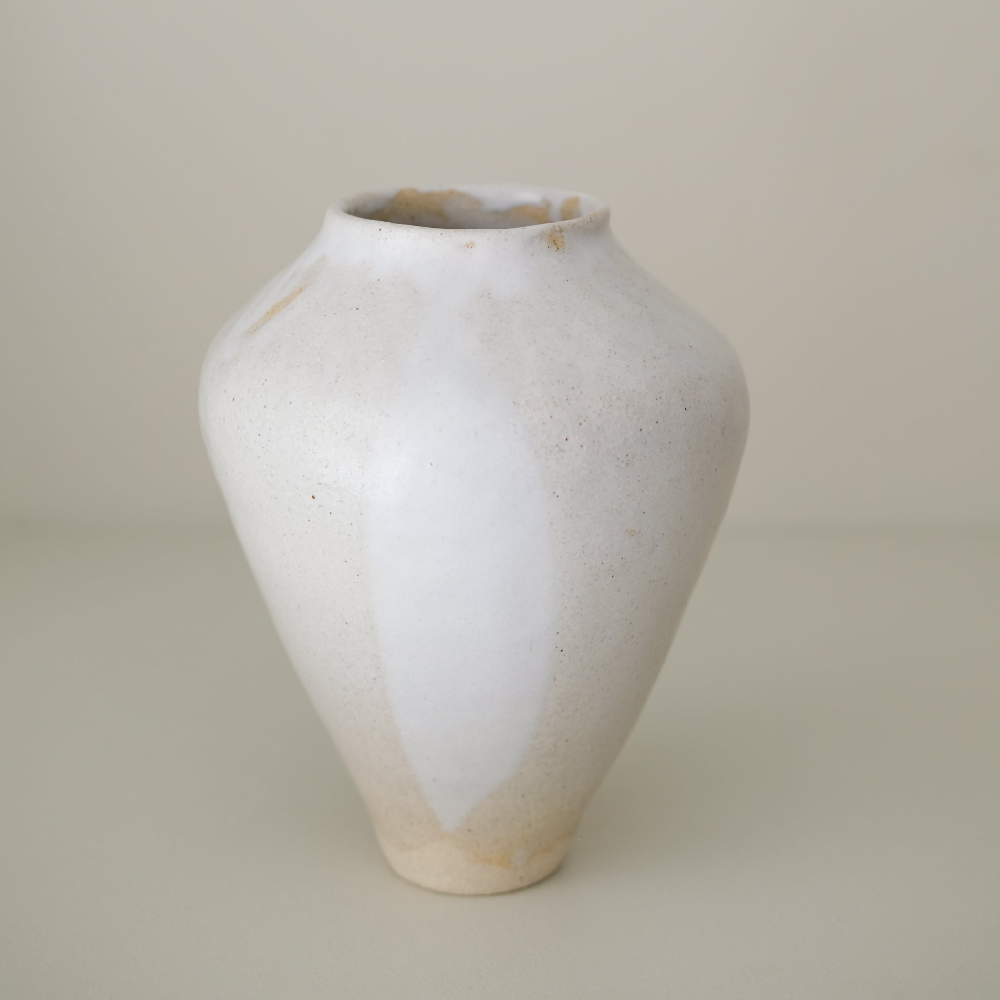 Vase 01 en grès H 21cm - Blanc satiné Lola Moreau chez Brutal Ceramics