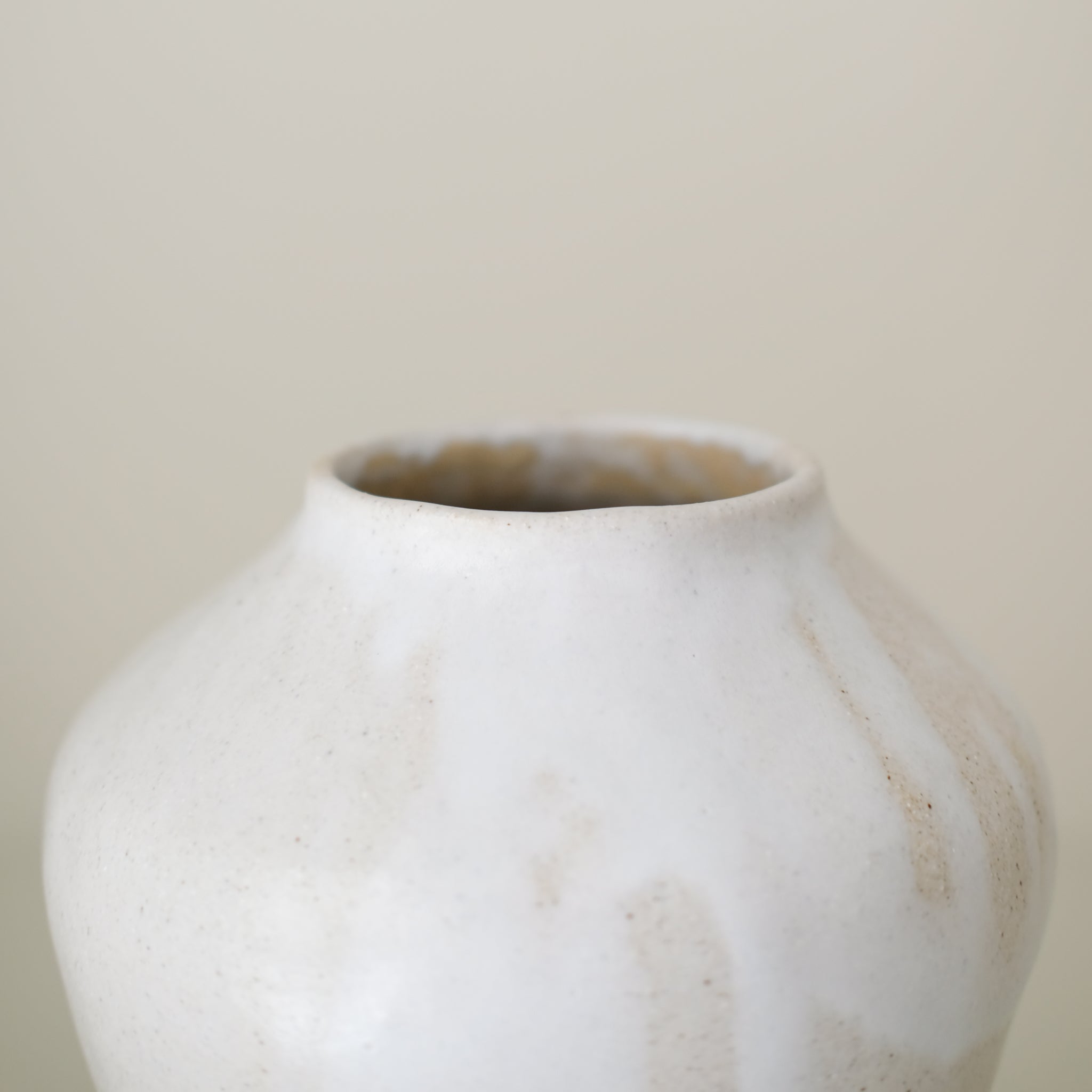 Vase 01 en grès H 21cm - Blanc satiné Lola Moreau chez Brutal Ceramics