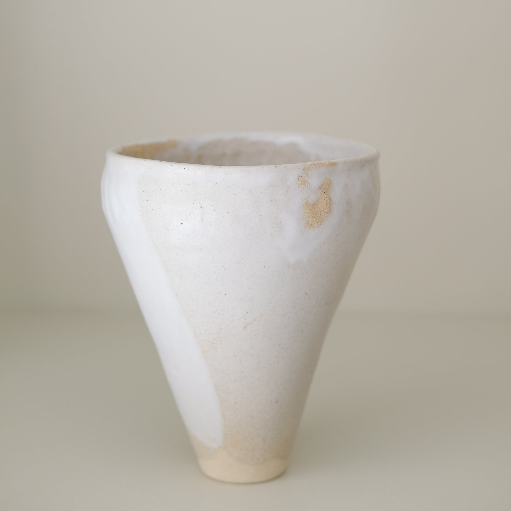 Vase 02 en grès H 22cm - Blanc satiné de Lola Moreau chez Brutal Ceramics