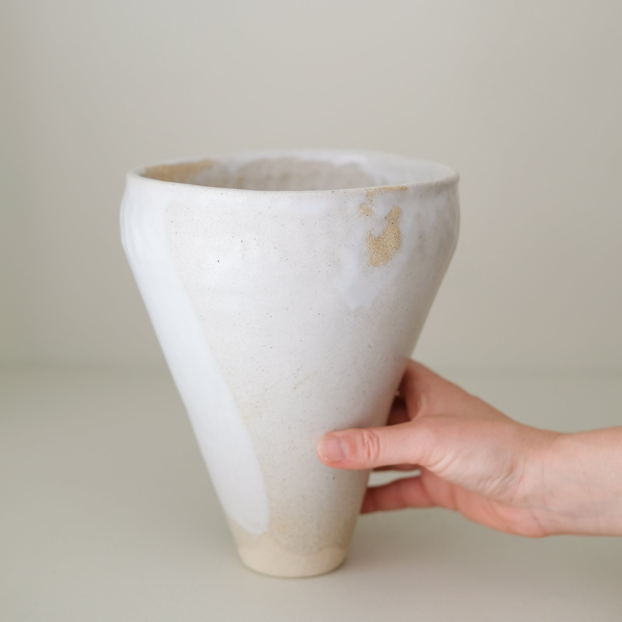 Vase 02 en grès H 22cm - Blanc satiné de Lola Moreau chez Brutal Ceramics