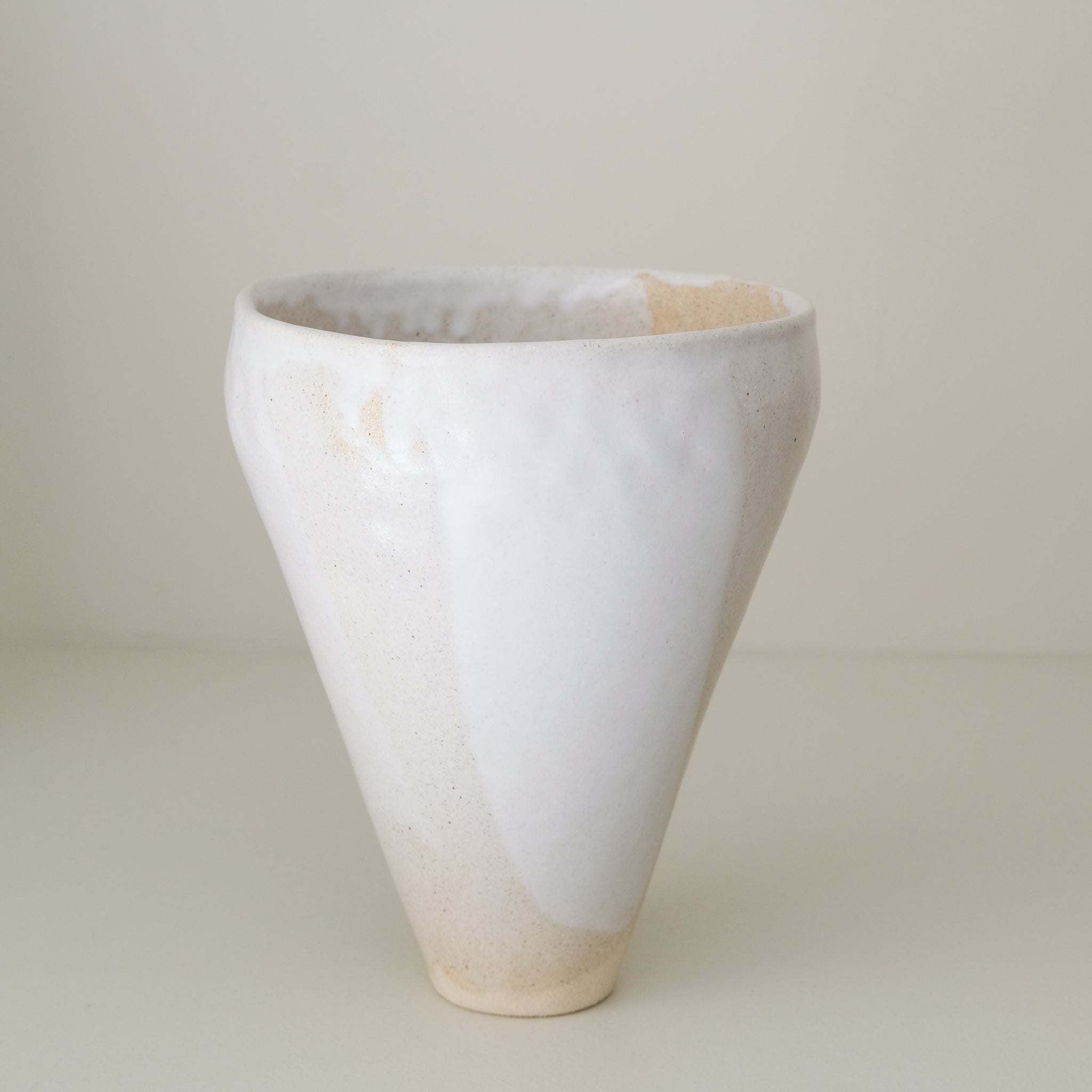 Vase 02 en grès H 22cm - Blanc satiné de Lola Moreau chez Brutal Ceramics