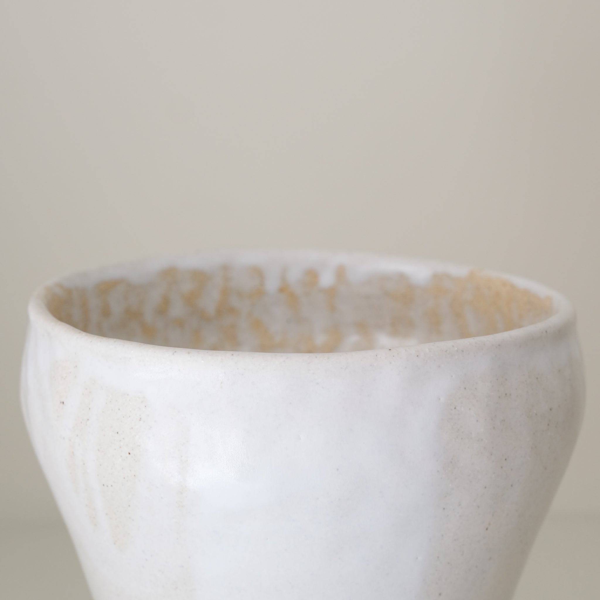 Vase 02 en grès H 22cm - Blanc satiné de Lola Moreau chez Brutal Ceramics