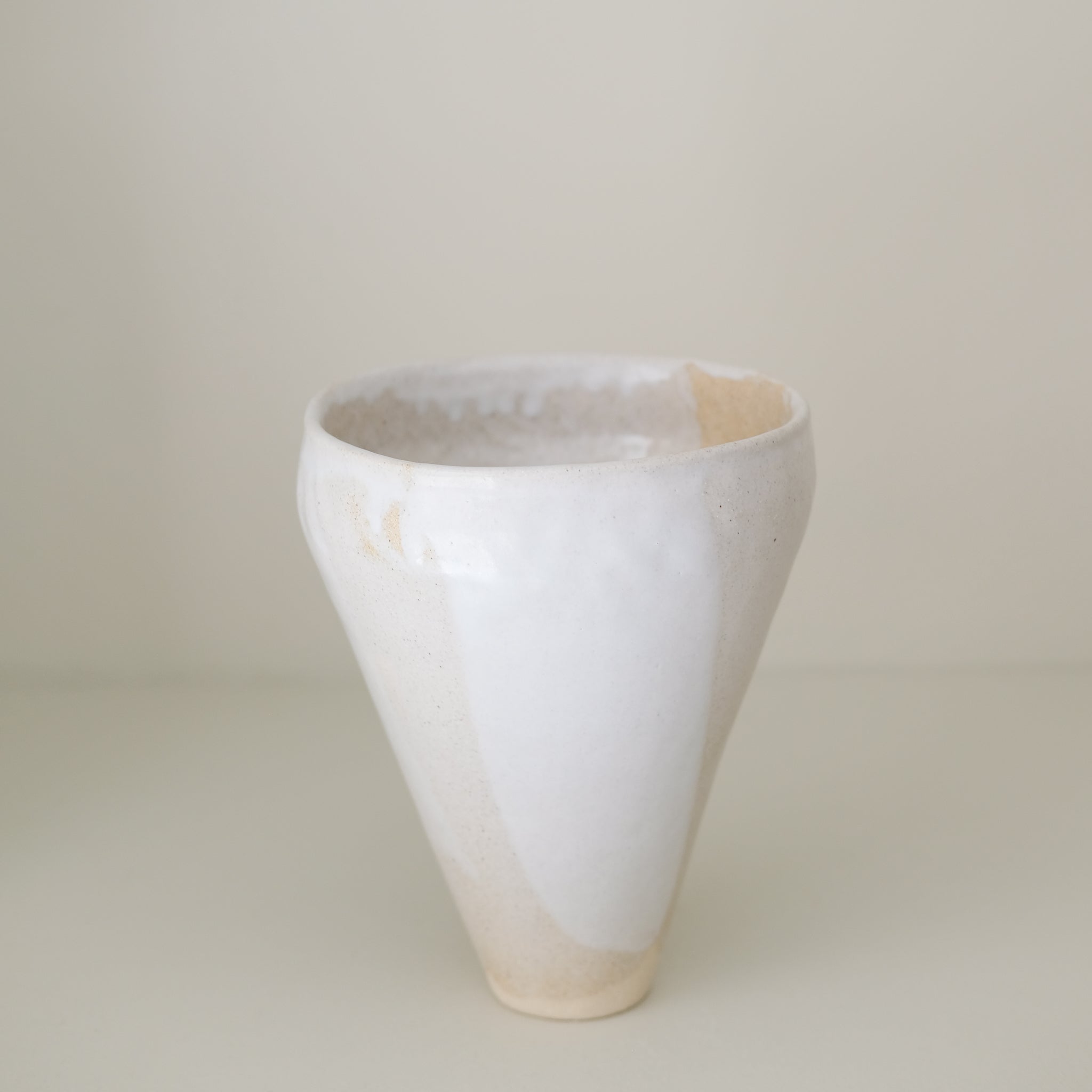 Vase 02 en grès H 22cm - Blanc satiné de Lola Moreau chez Brutal Ceramics