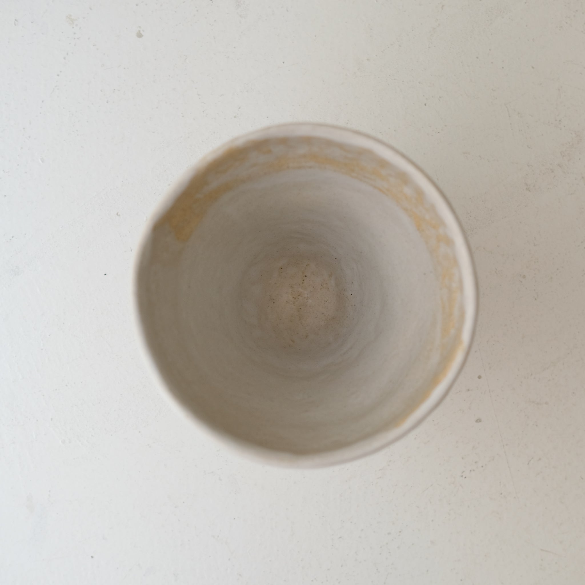 Vase 02 en grès H 22cm - Blanc satiné de Lola Moreau chez Brutal Ceramics