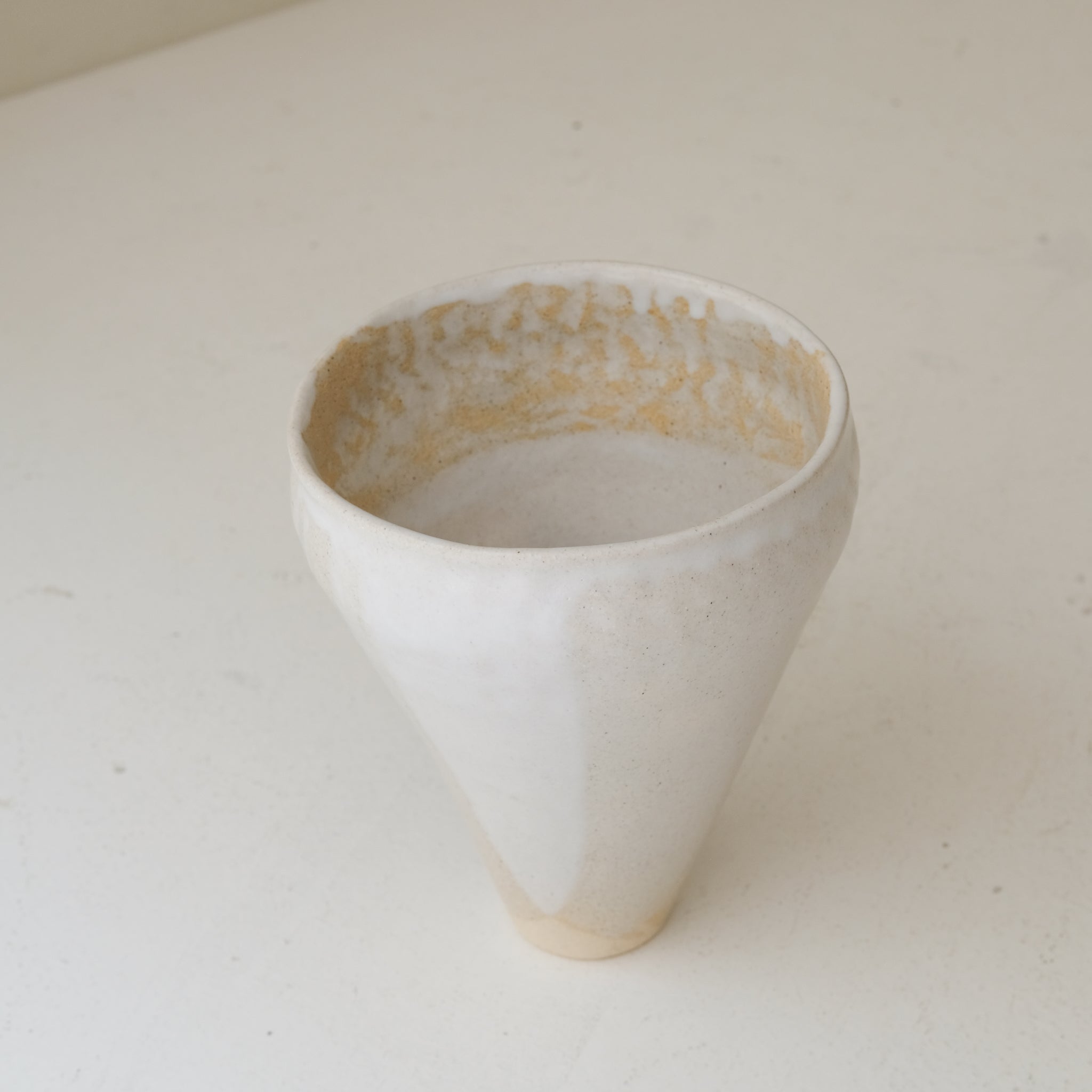 Vase 02 en grès H 22cm - Blanc satiné de Lola Moreau chez Brutal Ceramics