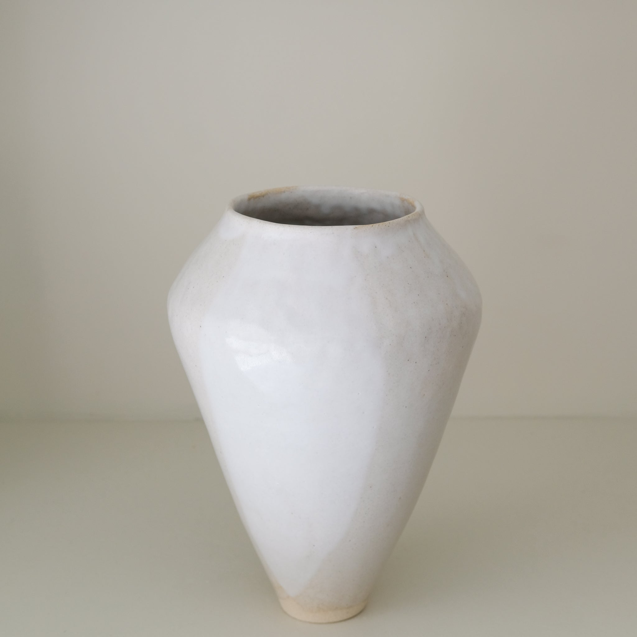 Vase 03 en grès H 30cm - Blanc satiné de Lola Moreau chez Brutal Ceramics