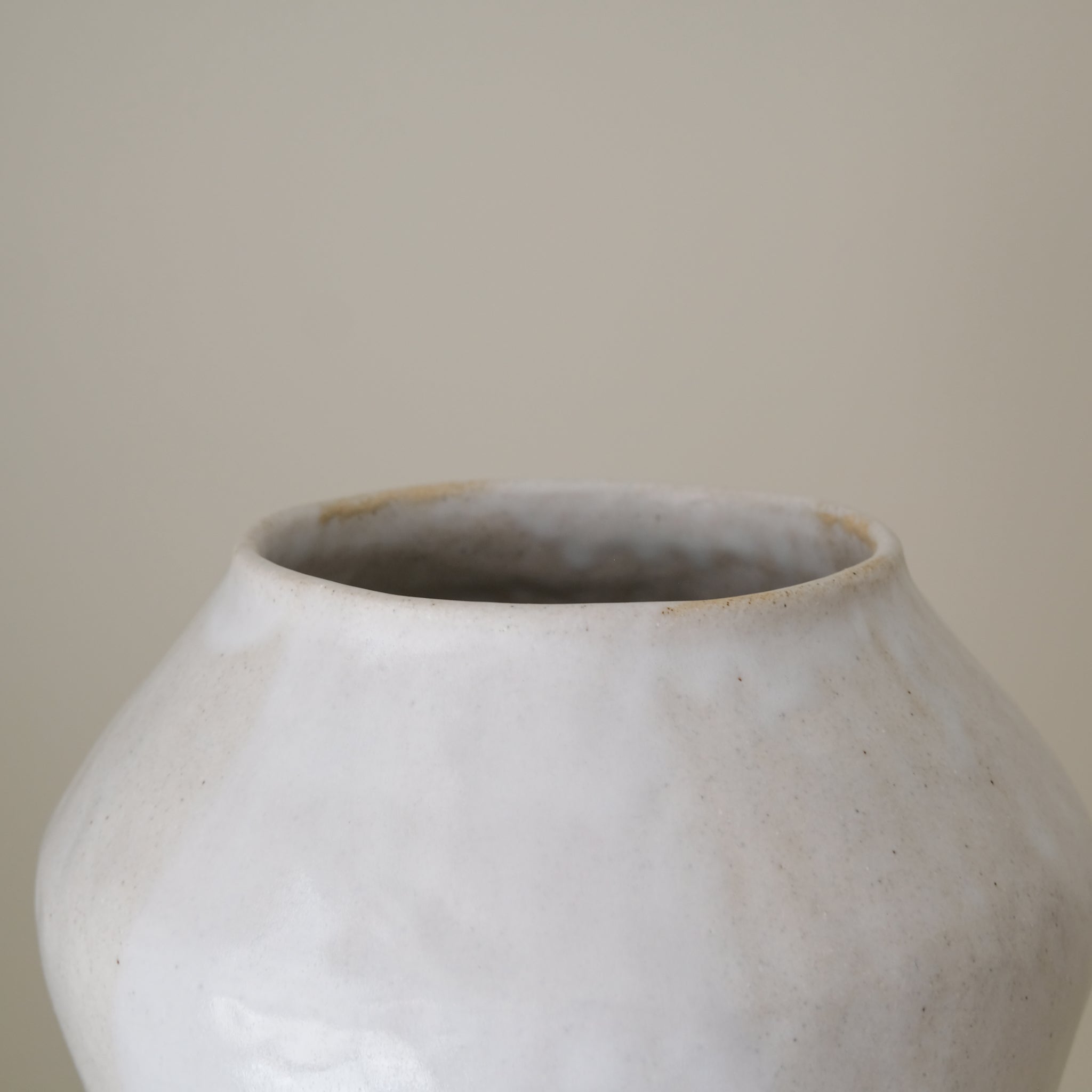 Vase 03 en grès H 30cm - Blanc satiné de Lola Moreau chez Brutal Ceramics