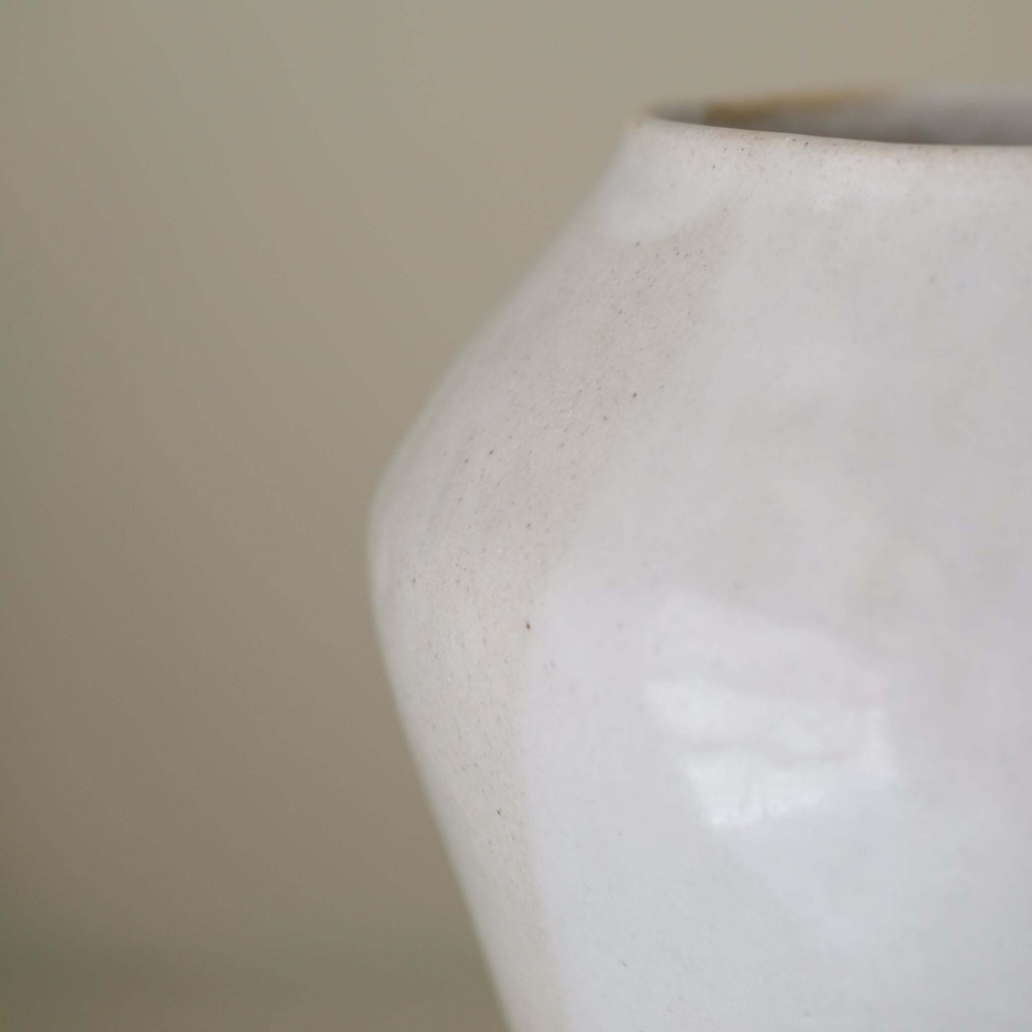 Vase 03 en grès H 30cm - Blanc satiné de Lola Moreau chez Brutal Ceramics