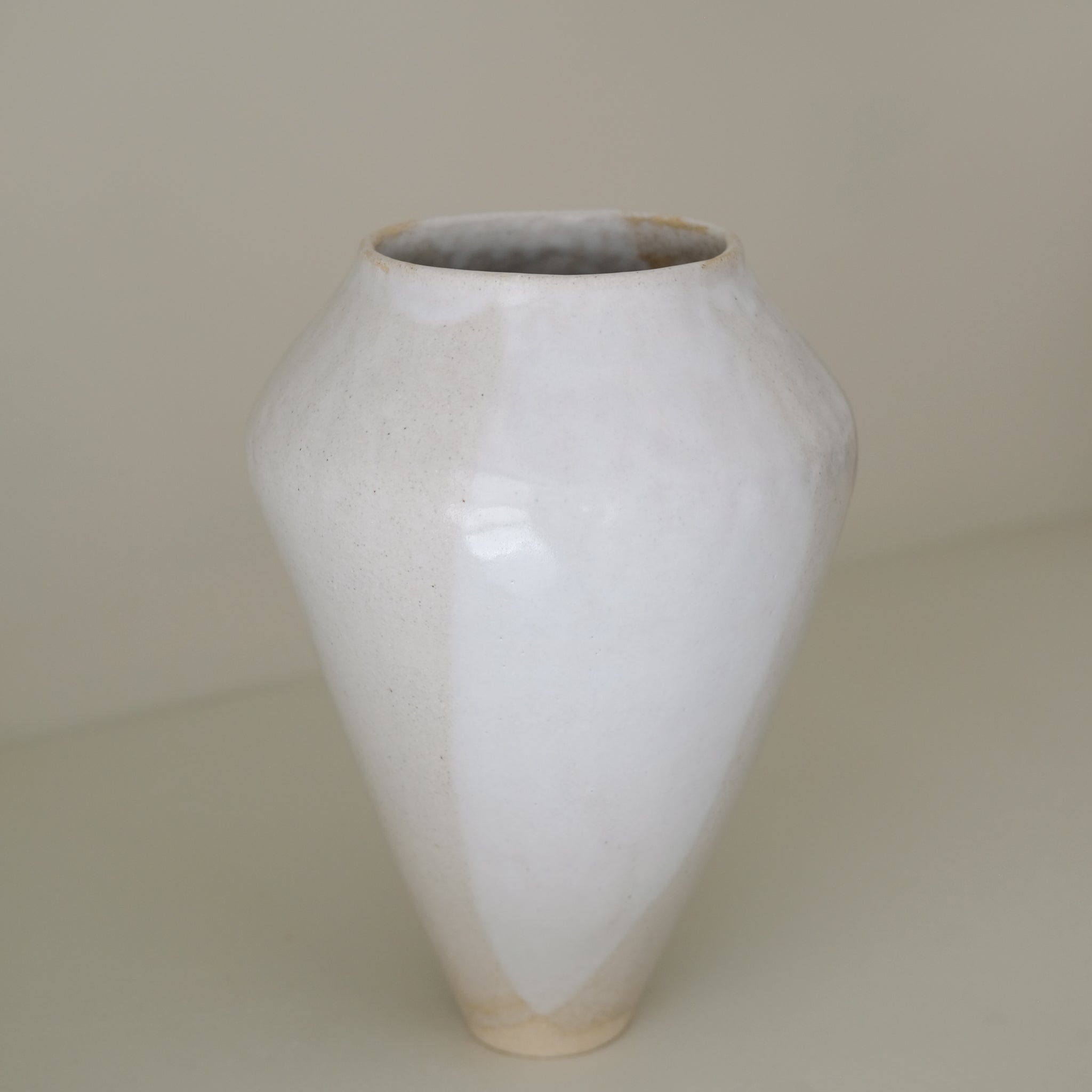 Vase 03 en grès H 30cm - Blanc satiné de Lola Moreau chez Brutal Ceramics