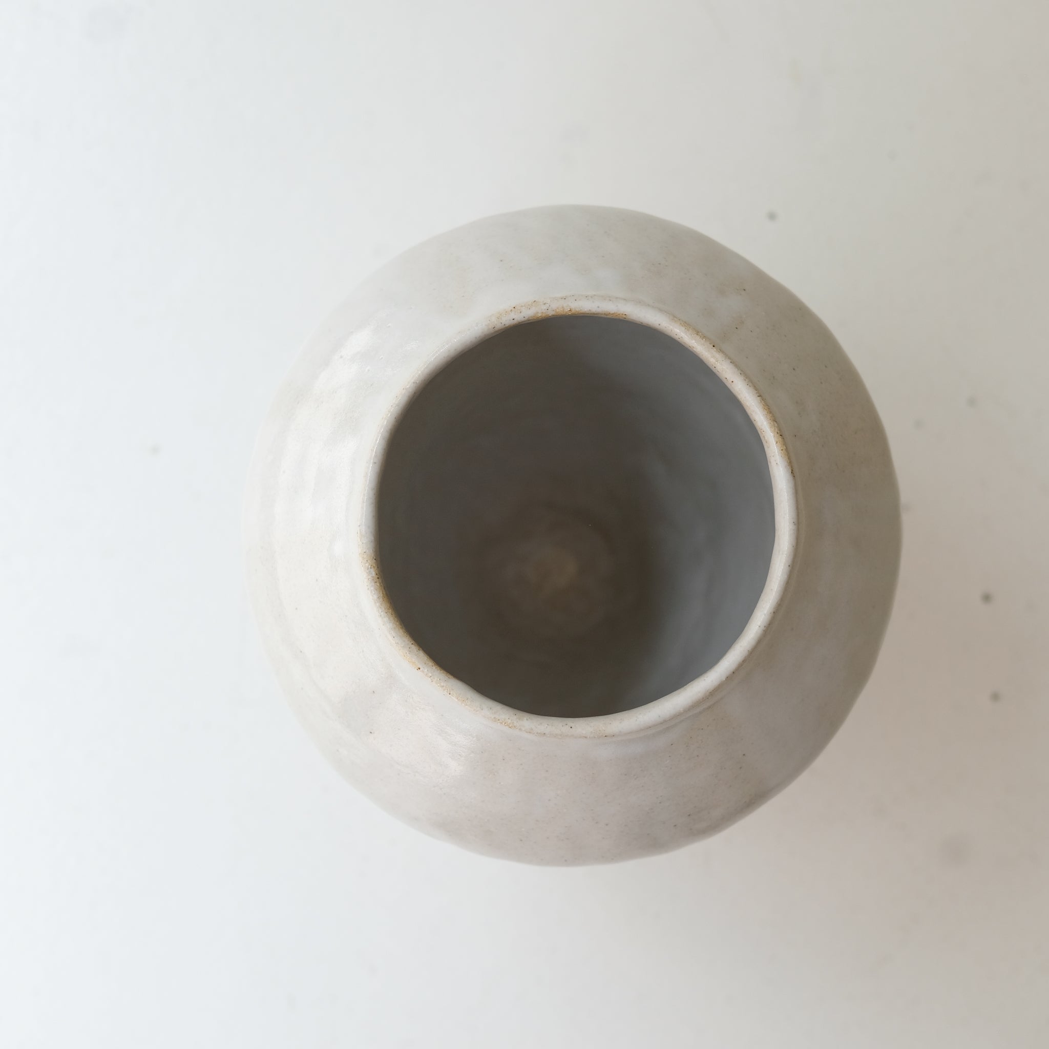 Vase 03 en grès H 30cm - Blanc satiné de Lola Moreau chez Brutal Ceramics