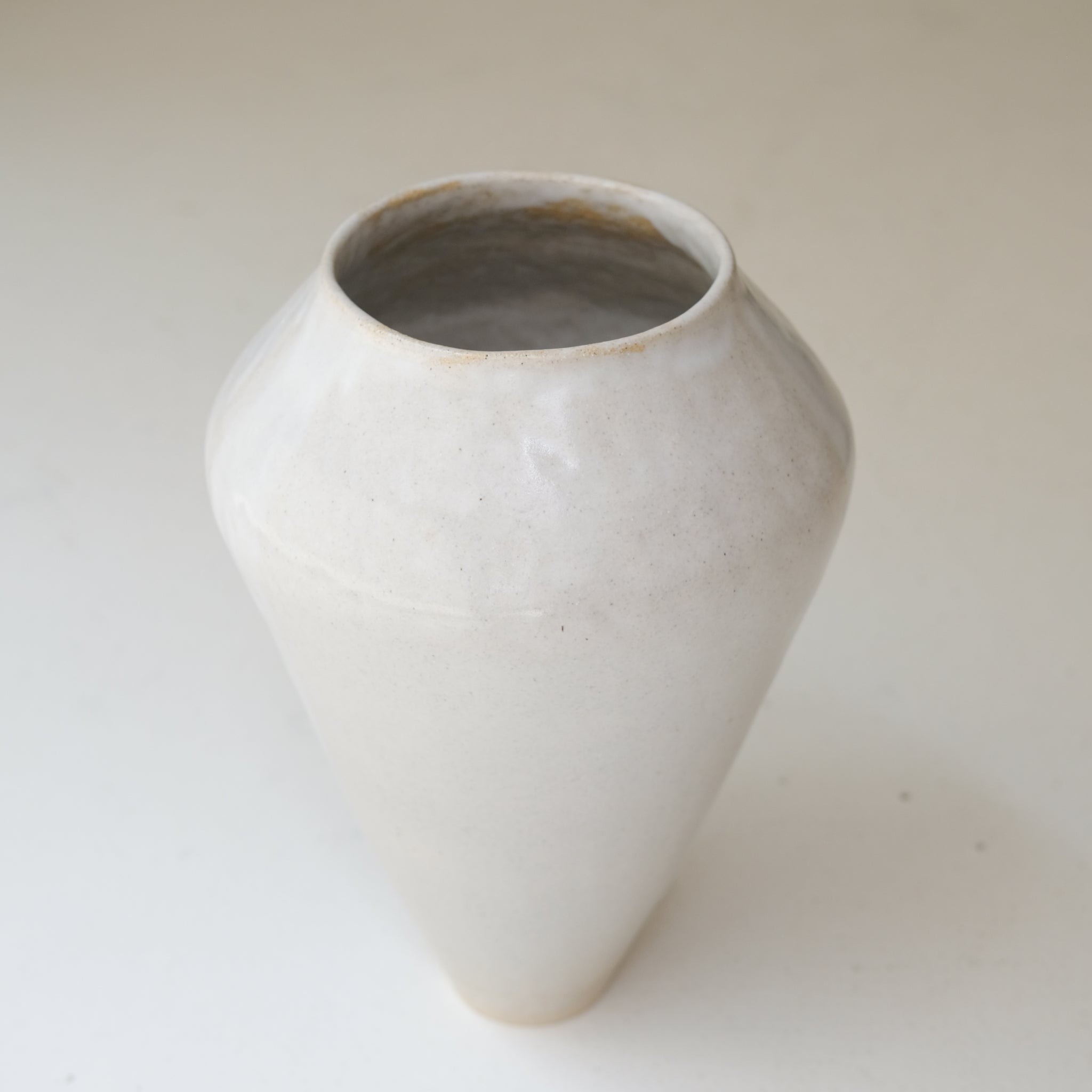 Vase 03 en grès H 30cm - Blanc satiné de Lola Moreau chez Brutal Ceramics