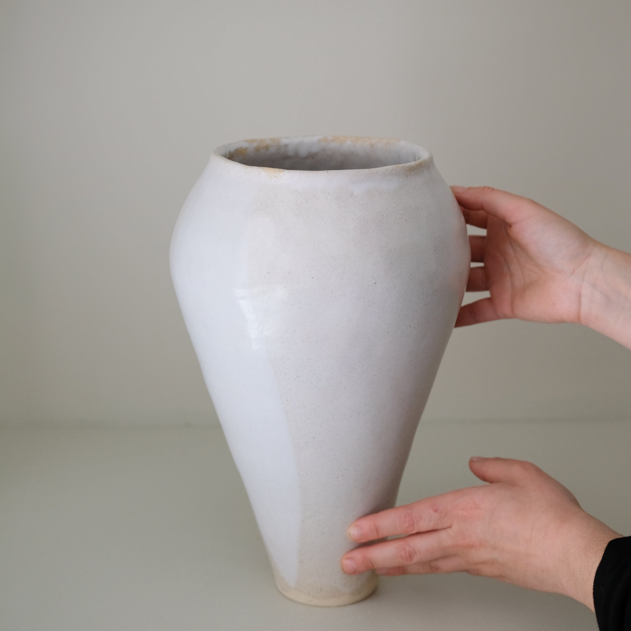 Vase 04 en grès H 34cm - Blanc satiné de Lola Moreau chez Brutal Ceramics