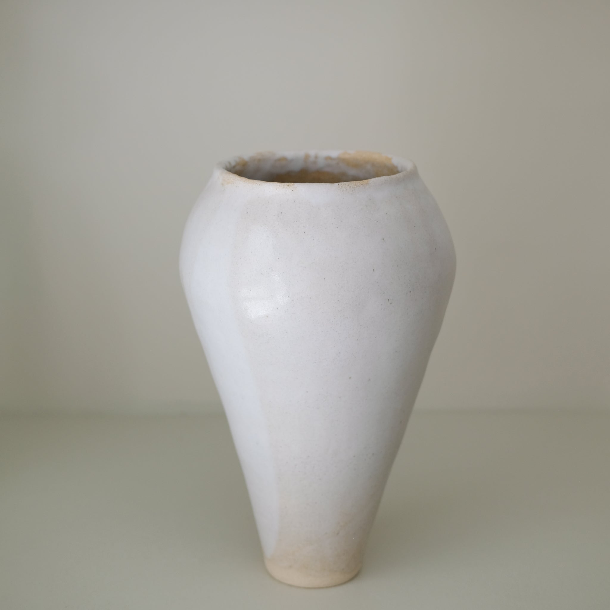 Vase 04 en grès H 34cm - Blanc satiné de Lola Moreau chez Brutal Ceramics