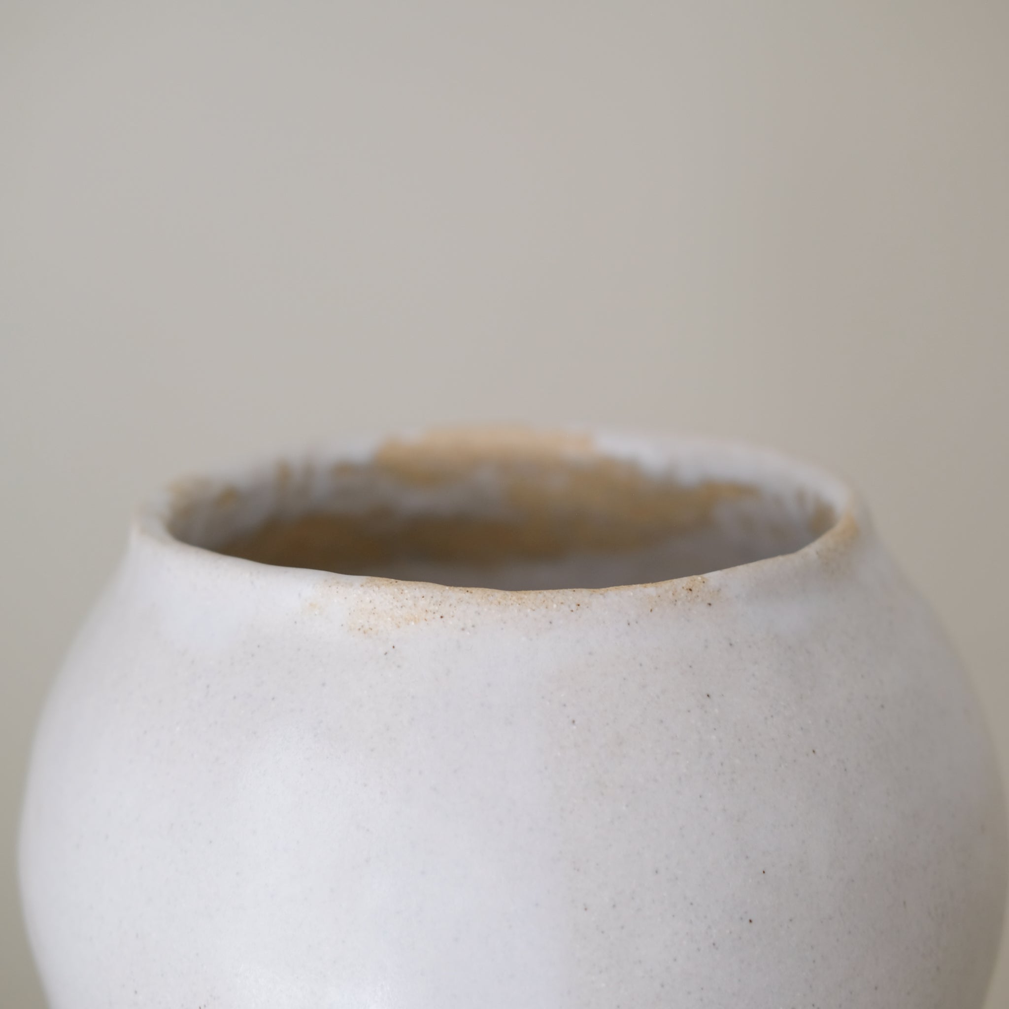 Vase 04 en grès H 34cm - Blanc satiné de Lola Moreau chez Brutal Ceramics