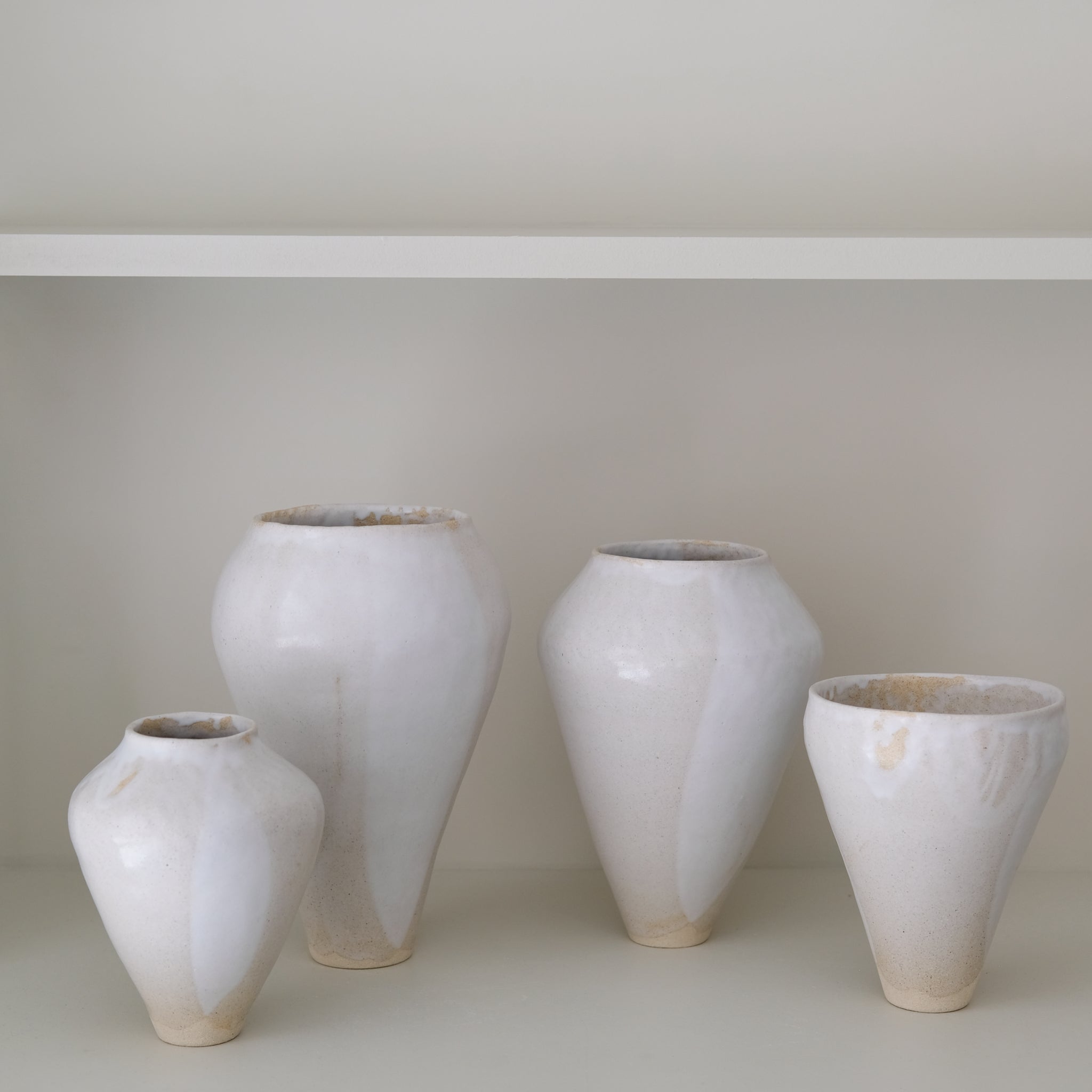 Vase 02 en grès H 22cm - Blanc satiné de Lola Moreau chez Brutal Ceramics