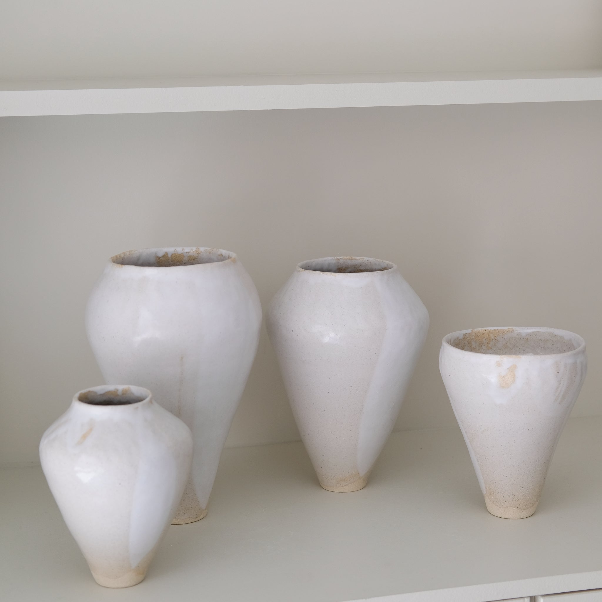 Vase 03 en grès H 30cm - Blanc satiné de Lola Moreau chez Brutal Ceramics