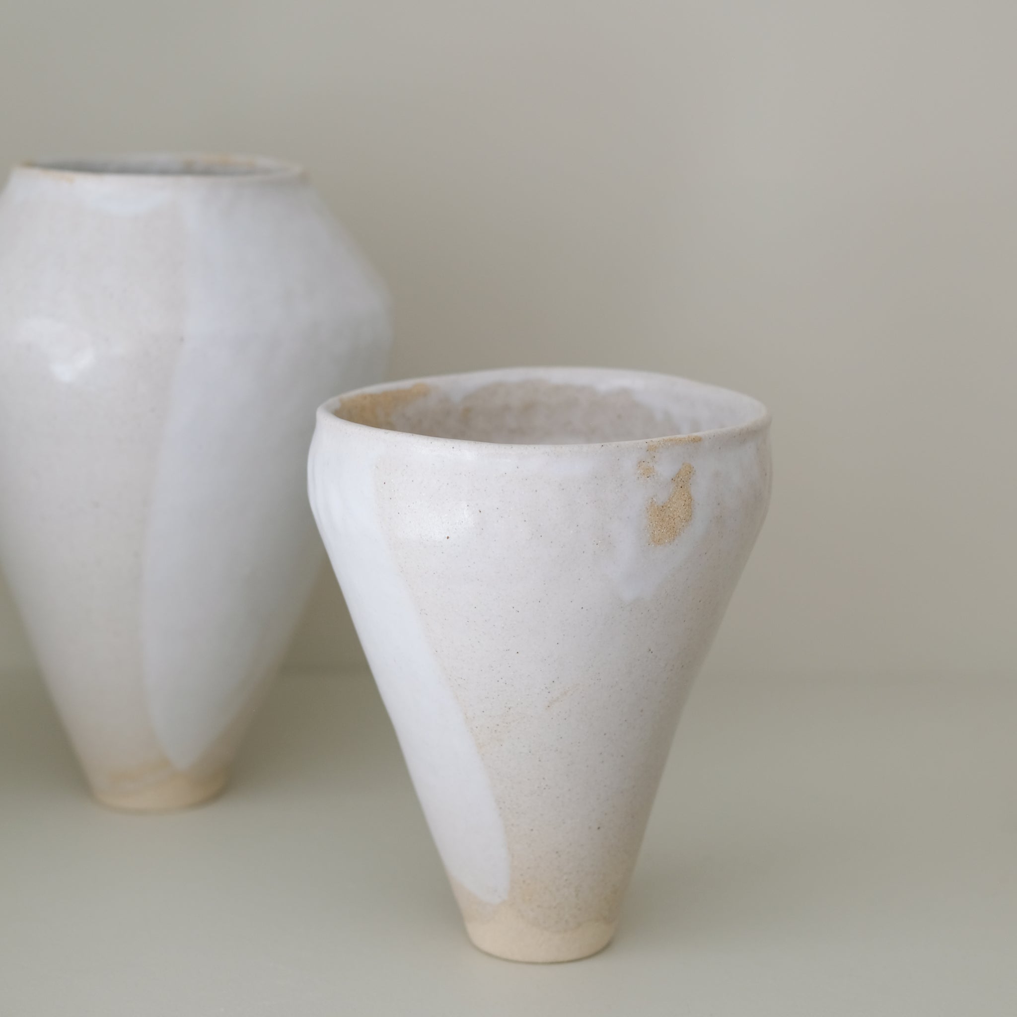 Vase 02 en grès H 22cm - Blanc satiné de Lola Moreau chez Brutal Ceramics
