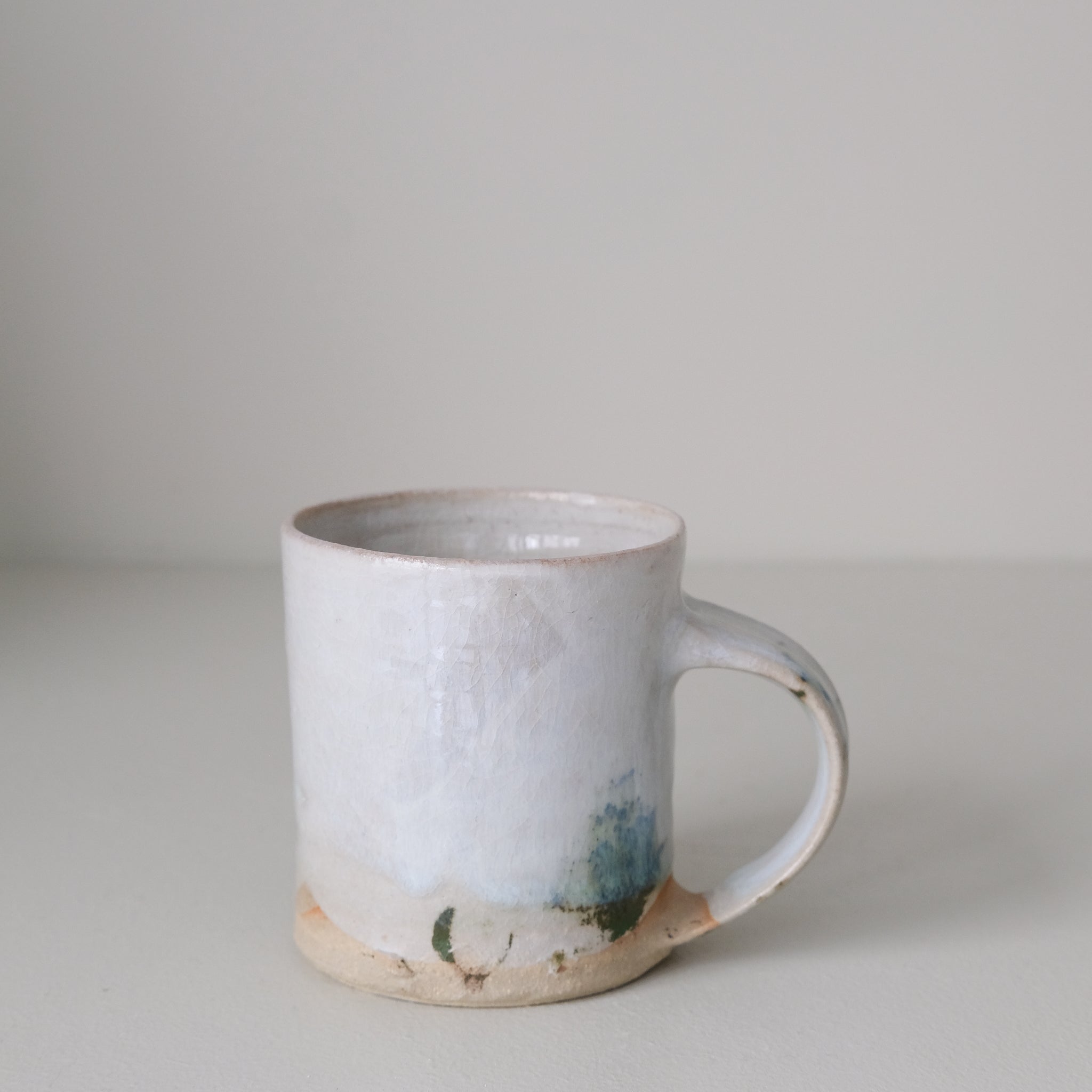 Tasse (A) en grès 250 ml cuisson feu - tâches vertes de Maya Micenmacher chez Brutal Ceramics