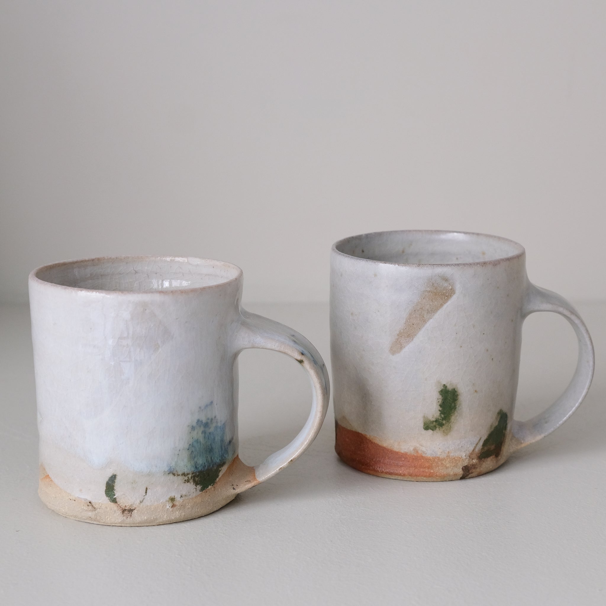 Tasse (A) en grès 250 ml cuisson feu - tâches vertes de Maya Micenmacher chez Brutal Ceramics