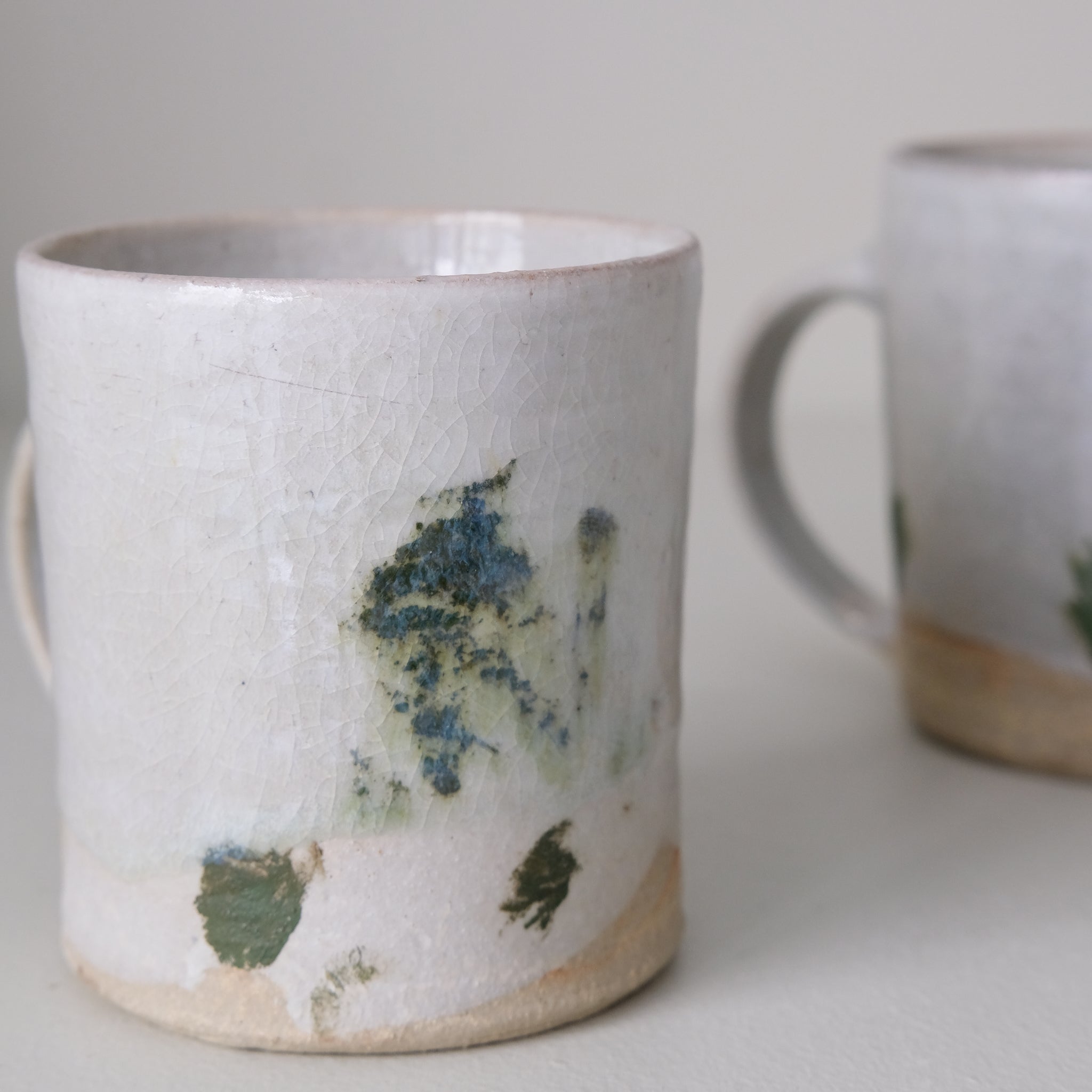 Tasse (A) en grès 250 ml cuisson feu - tâches vertes de Maya Micenmacher chez Brutal Ceramics